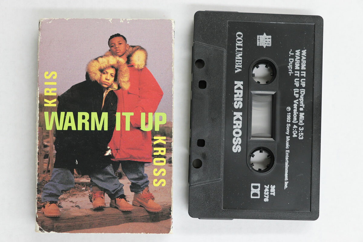 ・アーティスト Kris Kross ・タイトル Warm It Up ・レーベル・型番 COLUMBIA 38T74376 ・フォーマット カセットテープ ・コンディション(盤) 良い (VG+) ・コンディション(ジャケット) 良い (VG+) ・コンディション(帯) オビなし ・特記事項 【ケース擦れ】 実際に発送される商品の画像です 【ご購入前に必ずご確認ください】 ・本店サイト(www.recordcity.jp)とは価格、送料が違います ・本店サイト、その他支店のオーダーとは同梱発送できません ・注文確定後に別の注文を頂いた場合、注文同士の同梱は致しかねます。 ・別倉庫から発送しているため、店頭受け渡しは対応しておりません ・一部商品は他の通販サイトでも販売しているため、ご注文のタイミングによっては商品のご用意ができない場合がございます。 ・土日祝日はお休みです 金曜・祝前日9時以降のご連絡またはご入金は、返答または発送が週明け・祝日明けに順次対応となります。 ・ご購入後のキャンセル不可 ご購入後のキャンセルはいかなる理由においてもお受けできません。ご了承の上、ご購入くださいませ。 ・日本郵便(ゆうパック/ゆうメール)によるお届けになります。 ・中古品であることをご理解ください 当ストアでは中古商品を主に販売しております。中古品であることをご理解の上ご購入ください。また、一部商品はRecordCityオンラインストアで試聴可能です。 ・返品について お客様のご都合による返品は一切承っておりません。 表記の内容と実際の商品に相違がある場合、また針飛び等で返品・返金をご希望される場合は、商品の到着後1週間以内にご連絡ください。商品の返送をこちらで確認後、キャンセル・返金を行います。 コンディションVG以下の商品は返品できません。プレイに影響のない表面のこすれ傷、プレス起因のノイズ盤は返品の対象外です。 【コンディション表記】 ・ほぼ新品(M-)(Like New) 完全な新品。未使用。当店ではほぼ使用しません ・非常に良い(EX)(Excellent) 中古盤として美品な状態。わずかな経年を感じるものの傷みを感じさせない、当店基準で最高の状態 ・良い(VG+)(Very Good Plus) 丁寧に扱われた中古品で、軽い使用感がみられる。 ・可(VG)(Acceptable) 使い込まれた中古品で、「良い」よりもさらに使用感がみられる。 ・悪い(VG-)(Bad) 状態が悪いアイテム。使用の保障はなく、再生不可、針飛び、目立つノイズがあるかもしれない。状態によるクレーム不可。返品不可。 ・非常に悪い(G)(Very Bad) 「悪い」よりさらに状態が悪いアイテム。使用の保障はなく、再生不可、針飛び、目立つノイズがあるかもしれない。状態によるクレーム不可。返品不可。 ・ジャンク(Fair)(Junk/Fair) 割れている、反っている、水ダメージがある、カビ、ジャケットが分離している、ひどい書き込み、ひどい擦れなど最低の状態。使用の保障はなく、再生不可、針飛び、目立つノイズがあるかもしれない。状態によるクレーム不可。返品不可。 ・ジャンク(Poor)(Junk/Poor) 割れている、反っている、水ダメージがある、カビ、ジャケットが分離している、ひどい書き込み、ひどい擦れなど最低の状態。使用の保障はなく、再生不可、針飛び、目立つノイズがあるかもしれない。状態によるクレーム不可。返品不可。