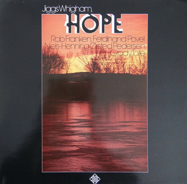 ・アーティスト Jiggs Whigham ・タイトル Hope ・レーベル・型番 Telefunken 6622532 ・フォーマット LPレコード ・コンディション(盤) 良い (VG+) ・コンディション(ジャケット) 可 (VG) ・コンディション(帯) オビなし ・特記事項 【カバーにリングウェア】 サンプル画像です。実際の商品の画像ではありません 商品写真はバーコード/カタログ番号に対応したサンプル画像ですので、お送りする商品の画像ではありません。帯やライナーなどの付属品は、特記事項に記載されている場合のみ含まれます。プロモやカラーレコードなどの仕様についても、該当する場合のみ特記事項に記載しています。 【ご購入前に必ずご確認ください】 ・本店サイト(www.recordcity.jp)とは価格、送料が違います ・本店サイト、その他支店のオーダーとは同梱発送できません ・注文確定後に別の注文を頂いた場合、注文同士の同梱は致しかねます。 ・別倉庫から発送しているため、店頭受け渡しは対応しておりません ・一部商品は他の通販サイトでも販売しているため、ご注文のタイミングによっては商品のご用意ができない場合がございます。 ・土日祝日はお休みです 金曜・祝前日9時以降のご連絡またはご入金は、返答または発送が週明け・祝日明けに順次対応となります。 ・ご購入後のキャンセル不可 ご購入後のキャンセルはいかなる理由においてもお受けできません。ご了承の上、ご購入くださいませ。 ・日本郵便(ゆうパック/ゆうメール)によるお届けになります。 ・中古品であることをご理解ください 当ストアでは中古商品を主に販売しております。中古品であることをご理解の上ご購入ください。また、一部商品はRecordCityオンラインストアで試聴可能です。 ・返品について お客様のご都合による返品は一切承っておりません。 表記の内容と実際の商品に相違がある場合、また針飛び等で返品・返金をご希望される場合は、商品の到着後1週間以内にご連絡ください。商品の返送をこちらで確認後、キャンセル・返金を行います。 コンディションVG以下の商品は返品できません。プレイに影響のない表面のこすれ傷、プレス起因のノイズ盤は返品の対象外です。 【コンディション表記】 ・ほぼ新品(M-)(Like New) 完全な新品。未使用。当店ではほぼ使用しません ・非常に良い(EX)(Excellent) 中古盤として美品な状態。わずかな経年を感じるものの傷みを感じさせない、当店基準で最高の状態 ・良い(VG+)(Very Good Plus) 丁寧に扱われた中古品で、軽い使用感がみられる。 ・可(VG)(Acceptable) 使い込まれた中古品で、「良い」よりもさらに使用感がみられる。 ・悪い(VG-)(Bad) 状態が悪いアイテム。使用の保障はなく、再生不可、針飛び、目立つノイズがあるかもしれない。状態によるクレーム不可。返品不可。 ・非常に悪い(G)(Very Bad) 「悪い」よりさらに状態が悪いアイテム。使用の保障はなく、再生不可、針飛び、目立つノイズがあるかもしれない。状態によるクレーム不可。返品不可。 ・ジャンク(Fair)(Junk/Fair) 割れている、反っている、水ダメージがある、カビ、ジャケットが分離している、ひどい書き込み、ひどい擦れなど最低の状態。使用の保障はなく、再生不可、針飛び、目立つノイズがあるかもしれない。状態によるクレーム不可。返品不可。 ・ジャンク(Poor)(Junk/Poor) 割れている、反っている、水ダメージがある、カビ、ジャケットが分離している、ひどい書き込み、ひどい擦れなど最低の状態。使用の保障はなく、再生不可、針飛び、目立つノイズがあるかもしれない。状態によるクレーム不可。返品不可。