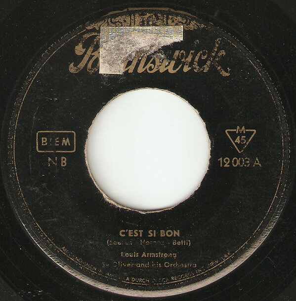 ・アーティスト Louis Armstrong ・タイトル C'Est Si Bon / Blueberry Hill ・レーベル・型番 Brunswick 12003 ・フォーマット 7インチレコード ・コンディション(盤) 良い (VG+) ・コンディション(ジャケット) プレインカバー（元ジャケット／カバー無し） ・コンディション(帯) オビなし ・特記事項 サンプル画像です。実際の商品の画像ではありません 商品写真はバーコード/カタログ番号に対応したサンプル画像ですので、お送りする商品の画像ではありません。帯やライナーなどの付属品は、特記事項に記載されている場合のみ含まれます。プロモやカラーレコードなどの仕様についても、該当する場合のみ特記事項に記載しています。 【ご購入前に必ずご確認ください】 ・本店サイト(www.recordcity.jp)とは価格、送料が違います ・本店サイト、その他支店のオーダーとは同梱発送できません ・注文確定後に別の注文を頂いた場合、注文同士の同梱は致しかねます。 ・別倉庫から発送しているため、店頭受け渡しは対応しておりません ・一部商品は他の通販サイトでも販売しているため、ご注文のタイミングによっては商品のご用意ができない場合がございます。 ・土日祝日はお休みです 金曜・祝前日9時以降のご連絡またはご入金は、返答または発送が週明け・祝日明けに順次対応となります。 ・ご購入後のキャンセル不可 ご購入後のキャンセルはいかなる理由においてもお受けできません。ご了承の上、ご購入くださいませ。 ・日本郵便(ゆうパック/ゆうメール)によるお届けになります。 ・中古品であることをご理解ください 当ストアでは中古商品を主に販売しております。中古品であることをご理解の上ご購入ください。また、一部商品はRecordCityオンラインストアで試聴可能です。 ・返品について お客様のご都合による返品は一切承っておりません。 表記の内容と実際の商品に相違がある場合、また針飛び等で返品・返金をご希望される場合は、商品の到着後1週間以内にご連絡ください。商品の返送をこちらで確認後、キャンセル・返金を行います。 コンディションVG以下の商品は返品できません。プレイに影響のない表面のこすれ傷、プレス起因のノイズ盤は返品の対象外です。 【コンディション表記】 ・ほぼ新品(M-)(Like New) 完全な新品。未使用。当店ではほぼ使用しません ・非常に良い(EX)(Excellent) 中古盤として美品な状態。わずかな経年を感じるものの傷みを感じさせない、当店基準で最高の状態 ・良い(VG+)(Very Good Plus) 丁寧に扱われた中古品で、軽い使用感がみられる。 ・可(VG)(Acceptable) 使い込まれた中古品で、「良い」よりもさらに使用感がみられる。 ・悪い(VG-)(Bad) 状態が悪いアイテム。使用の保障はなく、再生不可、針飛び、目立つノイズがあるかもしれない。状態によるクレーム不可。返品不可。 ・非常に悪い(G)(Very Bad) 「悪い」よりさらに状態が悪いアイテム。使用の保障はなく、再生不可、針飛び、目立つノイズがあるかもしれない。状態によるクレーム不可。返品不可。 ・ジャンク(Fair)(Junk/Fair) 割れている、反っている、水ダメージがある、カビ、ジャケットが分離している、ひどい書き込み、ひどい擦れなど最低の状態。使用の保障はなく、再生不可、針飛び、目立つノイズがあるかもしれない。状態によるクレーム不可。返品不可。 ・ジャンク(Poor)(Junk/Poor) 割れている、反っている、水ダメージがある、カビ、ジャケットが分離している、ひどい書き込み、ひどい擦れなど最低の状態。使用の保障はなく、再生不可、針飛び、目立つノイズがあるかもしれない。状態によるクレーム不可。返品不可。