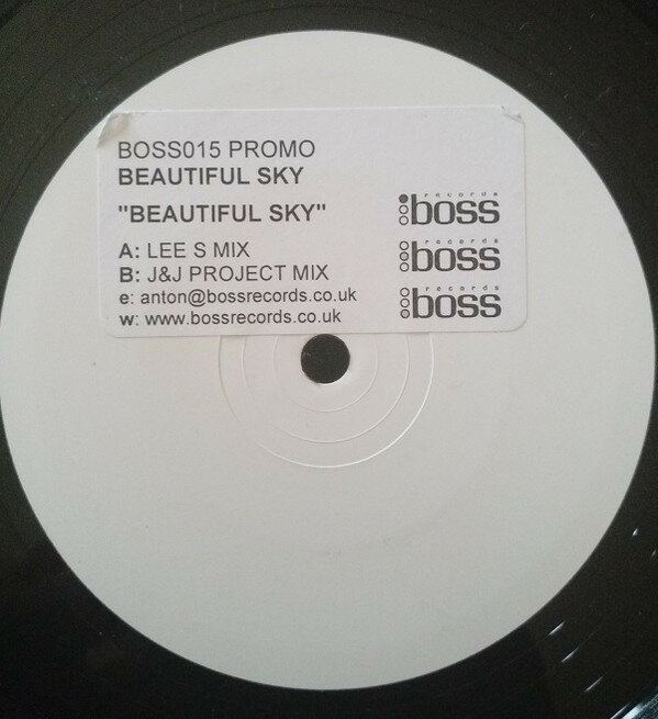 ・アーティスト Beautiful Sky ・タイトル Beautiful Sky ・レーベル・型番 Boss BOSS015 ・フォーマット 12インチレコード ・コンディション(盤) 良い (VG+) ・コンディション(ジャケット) プレインカバー（元ジャケット／カバー無し） ・コンディション(帯) オビなし ・特記事項 サンプル画像です。実際の商品の画像ではありません 商品写真はバーコード/カタログ番号に対応したサンプル画像ですので、お送りする商品の画像ではありません。帯やライナーなどの付属品は、特記事項に記載されている場合のみ含まれます。プロモやカラーレコードなどの仕様についても、該当する場合のみ特記事項に記載しています。 【ご購入前に必ずご確認ください】 ・本店サイト(www.recordcity.jp)とは価格、送料が違います ・本店サイト、その他支店のオーダーとは同梱発送できません ・注文確定後に別の注文を頂いた場合、注文同士の同梱は致しかねます。 ・別倉庫から発送しているため、店頭受け渡しは対応しておりません ・一部商品は他の通販サイトでも販売しているため、ご注文のタイミングによっては商品のご用意ができない場合がございます。 ・土日祝日はお休みです 金曜・祝前日9時以降のご連絡またはご入金は、返答または発送が週明け・祝日明けに順次対応となります。 ・ご購入後のキャンセル不可 ご購入後のキャンセルはいかなる理由においてもお受けできません。ご了承の上、ご購入くださいませ。 ・日本郵便(ゆうパック/ゆうメール)によるお届けになります。 ・中古品であることをご理解ください 当ストアでは中古商品を主に販売しております。中古品であることをご理解の上ご購入ください。また、一部商品はRecordCityオンラインストアで試聴可能です。 ・返品について お客様のご都合による返品は一切承っておりません。 表記の内容と実際の商品に相違がある場合、また針飛び等で返品・返金をご希望される場合は、商品の到着後1週間以内にご連絡ください。商品の返送をこちらで確認後、キャンセル・返金を行います。 コンディションVG以下の商品は返品できません。プレイに影響のない表面のこすれ傷、プレス起因のノイズ盤は返品の対象外です。 【コンディション表記】 ・ほぼ新品(M-)(Like New) 完全な新品。未使用。当店ではほぼ使用しません ・非常に良い(EX)(Excellent) 中古盤として美品な状態。わずかな経年を感じるものの傷みを感じさせない、当店基準で最高の状態 ・良い(VG+)(Very Good Plus) 丁寧に扱われた中古品で、軽い使用感がみられる。 ・可(VG)(Acceptable) 使い込まれた中古品で、「良い」よりもさらに使用感がみられる。 ・悪い(VG-)(Bad) 状態が悪いアイテム。使用の保障はなく、再生不可、針飛び、目立つノイズがあるかもしれない。状態によるクレーム不可。返品不可。 ・非常に悪い(G)(Very Bad) 「悪い」よりさらに状態が悪いアイテム。使用の保障はなく、再生不可、針飛び、目立つノイズがあるかもしれない。状態によるクレーム不可。返品不可。 ・ジャンク(Fair)(Junk/Fair) 割れている、反っている、水ダメージがある、カビ、ジャケットが分離している、ひどい書き込み、ひどい擦れなど最低の状態。使用の保障はなく、再生不可、針飛び、目立つノイズがあるかもしれない。状態によるクレーム不可。返品不可。 ・ジャンク(Poor)(Junk/Poor) 割れている、反っている、水ダメージがある、カビ、ジャケットが分離している、ひどい書き込み、ひどい擦れなど最低の状態。使用の保障はなく、再生不可、針飛び、目立つノイズがあるかもしれない。状態によるクレーム不可。返品不可。