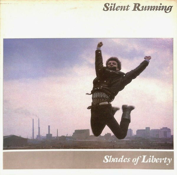 ・アーティスト Silent Running ・タイトル Shades Of Liberty ・レーベル・型番 Parlophone RUN1 ・フォーマット LPレコード ・コンディション(盤) 良い (VG+) ・コンディション(ジャケット) 良い (VG+) ・コンディション(帯) オビなし ・特記事項 サンプル画像です。実際の商品の画像ではありません 商品写真はバーコード/カタログ番号に対応したサンプル画像ですので、お送りする商品の画像ではありません。帯やライナーなどの付属品は、特記事項に記載されている場合のみ含まれます。プロモやカラーレコードなどの仕様についても、該当する場合のみ特記事項に記載しています。 【ご購入前に必ずご確認ください】 ・本店サイト(www.recordcity.jp)とは価格、送料が違います ・本店サイト、その他支店のオーダーとは同梱発送できません ・注文確定後に別の注文を頂いた場合、注文同士の同梱は致しかねます。 ・別倉庫から発送しているため、店頭受け渡しは対応しておりません ・一部商品は他の通販サイトでも販売しているため、ご注文のタイミングによっては商品のご用意ができない場合がございます。 ・土日祝日はお休みです 金曜・祝前日9時以降のご連絡またはご入金は、返答または発送が週明け・祝日明けに順次対応となります。 ・ご購入後のキャンセル不可 ご購入後のキャンセルはいかなる理由においてもお受けできません。ご了承の上、ご購入くださいませ。 ・日本郵便(ゆうパック/ゆうメール)によるお届けになります。 ・中古品であることをご理解ください 当ストアでは中古商品を主に販売しております。中古品であることをご理解の上ご購入ください。また、一部商品はRecordCityオンラインストアで試聴可能です。 ・返品について お客様のご都合による返品は一切承っておりません。 表記の内容と実際の商品に相違がある場合、また針飛び等で返品・返金をご希望される場合は、商品の到着後1週間以内にご連絡ください。商品の返送をこちらで確認後、キャンセル・返金を行います。 コンディションVG以下の商品は返品できません。プレイに影響のない表面のこすれ傷、プレス起因のノイズ盤は返品の対象外です。 【コンディション表記】 ・ほぼ新品(M-)(Like New) 完全な新品。未使用。当店ではほぼ使用しません ・非常に良い(EX)(Excellent) 中古盤として美品な状態。わずかな経年を感じるものの傷みを感じさせない、当店基準で最高の状態 ・良い(VG+)(Very Good Plus) 丁寧に扱われた中古品で、軽い使用感がみられる。 ・可(VG)(Acceptable) 使い込まれた中古品で、「良い」よりもさらに使用感がみられる。 ・悪い(VG-)(Bad) 状態が悪いアイテム。使用の保障はなく、再生不可、針飛び、目立つノイズがあるかもしれない。状態によるクレーム不可。返品不可。 ・非常に悪い(G)(Very Bad) 「悪い」よりさらに状態が悪いアイテム。使用の保障はなく、再生不可、針飛び、目立つノイズがあるかもしれない。状態によるクレーム不可。返品不可。 ・ジャンク(Fair)(Junk/Fair) 割れている、反っている、水ダメージがある、カビ、ジャケットが分離している、ひどい書き込み、ひどい擦れなど最低の状態。使用の保障はなく、再生不可、針飛び、目立つノイズがあるかもしれない。状態によるクレーム不可。返品不可。 ・ジャンク(Poor)(Junk/Poor) 割れている、反っている、水ダメージがある、カビ、ジャケットが分離している、ひどい書き込み、ひどい擦れなど最低の状態。使用の保障はなく、再生不可、針飛び、目立つノイズがあるかもしれない。状態によるクレーム不可。返品不可。
