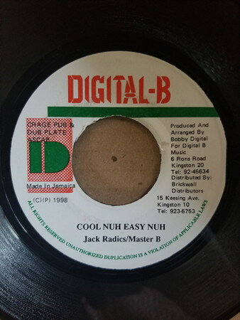 ・アーティスト Jack Radics / Master B ・タイトル Cool Nuh Easy Nuh ・レーベル・型番 Digital-B NONE ・フォーマット 7インチレコード ・コンディション(盤) 良い (VG+) ・コンディション(ジャケット) ・コンディション(帯) オビなし ・特記事項 【レーベルに書き込み】【Movie Star】 サンプル画像です。実際の商品の画像ではありません 商品写真はバーコード/カタログ番号に対応したサンプル画像ですので、お送りする商品の画像ではありません。帯やライナーなどの付属品は、特記事項に記載されている場合のみ含まれます。プロモやカラーレコードなどの仕様についても、該当する場合のみ特記事項に記載しています。 【ご購入前に必ずご確認ください】 ・本店サイト(www.recordcity.jp)とは価格、送料が違います ・本店サイト、その他支店のオーダーとは同梱発送できません ・注文確定後に別の注文を頂いた場合、注文同士の同梱は致しかねます。 ・別倉庫から発送しているため、店頭受け渡しは対応しておりません ・一部商品は他の通販サイトでも販売しているため、ご注文のタイミングによっては商品のご用意ができない場合がございます。 ・土日祝日はお休みです 金曜・祝前日9時以降のご連絡またはご入金は、返答または発送が週明け・祝日明けに順次対応となります。 ・ご購入後のキャンセル不可 ご購入後のキャンセルはいかなる理由においてもお受けできません。ご了承の上、ご購入くださいませ。 ・日本郵便(ゆうパック/ゆうメール)によるお届けになります。 ・中古品であることをご理解ください 当ストアでは中古商品を主に販売しております。中古品であることをご理解の上ご購入ください。また、一部商品はRecordCityオンラインストアで試聴可能です。 ・返品について お客様のご都合による返品は一切承っておりません。 表記の内容と実際の商品に相違がある場合、また針飛び等で返品・返金をご希望される場合は、商品の到着後1週間以内にご連絡ください。商品の返送をこちらで確認後、キャンセル・返金を行います。 コンディションVG以下の商品は返品できません。プレイに影響のない表面のこすれ傷、プレス起因のノイズ盤は返品の対象外です。 【コンディション表記】 ・ほぼ新品(M-)(Like New) 完全な新品。未使用。当店ではほぼ使用しません ・非常に良い(EX)(Excellent) 中古盤として美品な状態。わずかな経年を感じるものの傷みを感じさせない、当店基準で最高の状態 ・良い(VG+)(Very Good Plus) 丁寧に扱われた中古品で、軽い使用感がみられる。 ・可(VG)(Acceptable) 使い込まれた中古品で、「良い」よりもさらに使用感がみられる。 ・悪い(VG-)(Bad) 状態が悪いアイテム。使用の保障はなく、再生不可、針飛び、目立つノイズがあるかもしれない。状態によるクレーム不可。返品不可。 ・非常に悪い(G)(Very Bad) 「悪い」よりさらに状態が悪いアイテム。使用の保障はなく、再生不可、針飛び、目立つノイズがあるかもしれない。状態によるクレーム不可。返品不可。 ・ジャンク(Fair)(Junk/Fair) 割れている、反っている、水ダメージがある、カビ、ジャケットが分離している、ひどい書き込み、ひどい擦れなど最低の状態。使用の保障はなく、再生不可、針飛び、目立つノイズがあるかもしれない。状態によるクレーム不可。返品不可。 ・ジャンク(Poor)(Junk/Poor) 割れている、反っている、水ダメージがある、カビ、ジャケットが分離している、ひどい書き込み、ひどい擦れなど最低の状態。使用の保障はなく、再生不可、針飛び、目立つノイズがあるかもしれない。状態によるクレーム不可。返品不可。