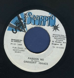 ・アーティスト Gregory Isaacs ・タイトル Pardon Me ・レーベル・型番 BLACK SCORPIO NONE ・フォーマット 7インチレコード ・コンディション(盤) 良い (VG+) ・コンディション(ジャケット) ・コンディション(帯) オビなし ・特記事項 【盤に浅い跡】【盤汚れ】 サンプル画像です。実際の商品の画像ではありません 商品写真はバーコード/カタログ番号に対応したサンプル画像ですので、お送りする商品の画像ではありません。帯やライナーなどの付属品は、特記事項に記載されている場合のみ含まれます。プロモやカラーレコードなどの仕様についても、該当する場合のみ特記事項に記載しています。 【ご購入前に必ずご確認ください】 ・本店サイト(www.recordcity.jp)とは価格、送料が違います ・本店サイト、その他支店のオーダーとは同梱発送できません ・注文確定後に別の注文を頂いた場合、注文同士の同梱は致しかねます。 ・別倉庫から発送しているため、店頭受け渡しは対応しておりません ・一部商品は他の通販サイトでも販売しているため、ご注文のタイミングによっては商品のご用意ができない場合がございます。 ・土日祝日はお休みです 金曜・祝前日9時以降のご連絡またはご入金は、返答または発送が週明け・祝日明けに順次対応となります。 ・ご購入後のキャンセル不可 ご購入後のキャンセルはいかなる理由においてもお受けできません。ご了承の上、ご購入くださいませ。 ・日本郵便(ゆうパック/ゆうメール)によるお届けになります。 ・中古品であることをご理解ください 当ストアでは中古商品を主に販売しております。中古品であることをご理解の上ご購入ください。また、一部商品はRecordCityオンラインストアで試聴可能です。 ・返品について お客様のご都合による返品は一切承っておりません。 表記の内容と実際の商品に相違がある場合、また針飛び等で返品・返金をご希望される場合は、商品の到着後1週間以内にご連絡ください。商品の返送をこちらで確認後、キャンセル・返金を行います。 コンディションVG以下の商品は返品できません。プレイに影響のない表面のこすれ傷、プレス起因のノイズ盤は返品の対象外です。 【コンディション表記】 ・ほぼ新品(M-)(Like New) 完全な新品。未使用。当店ではほぼ使用しません ・非常に良い(EX)(Excellent) 中古盤として美品な状態。わずかな経年を感じるものの傷みを感じさせない、当店基準で最高の状態 ・良い(VG+)(Very Good Plus) 丁寧に扱われた中古品で、軽い使用感がみられる。 ・可(VG)(Acceptable) 使い込まれた中古品で、「良い」よりもさらに使用感がみられる。 ・悪い(VG-)(Bad) 状態が悪いアイテム。使用の保障はなく、再生不可、針飛び、目立つノイズがあるかもしれない。状態によるクレーム不可。返品不可。 ・非常に悪い(G)(Very Bad) 「悪い」よりさらに状態が悪いアイテム。使用の保障はなく、再生不可、針飛び、目立つノイズがあるかもしれない。状態によるクレーム不可。返品不可。 ・ジャンク(Fair)(Junk/Fair) 割れている、反っている、水ダメージがある、カビ、ジャケットが分離している、ひどい書き込み、ひどい擦れなど最低の状態。使用の保障はなく、再生不可、針飛び、目立つノイズがあるかもしれない。状態によるクレーム不可。返品不可。 ・ジャンク(Poor)(Junk/Poor) 割れている、反っている、水ダメージがある、カビ、ジャケットが分離している、ひどい書き込み、ひどい擦れなど最低の状態。使用の保障はなく、再生不可、針飛び、目立つノイズがあるかもしれない。状態によるクレーム不可。返品不可。