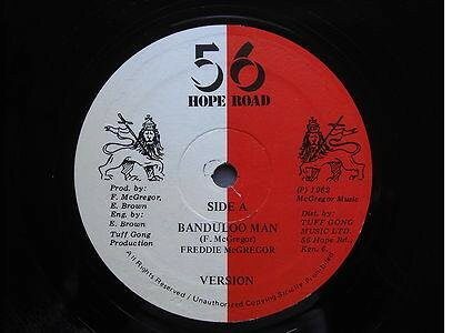 ・アーティスト Freddie Mcgregor ・タイトル Banduloo Man ・レーベル・型番 56 Hope Road NONE ・フォーマット 12インチレコード ・コンディション(盤) 良い (VG+) ・コンディション(ジャケット) プレインカバー（元ジャケット／カバー無し） ・コンディション(帯) オビなし ・特記事項 【Company Sleeve】 サンプル画像です。実際の商品の画像ではありません 商品写真はバーコード/カタログ番号に対応したサンプル画像ですので、お送りする商品の画像ではありません。帯やライナーなどの付属品は、特記事項に記載されている場合のみ含まれます。プロモやカラーレコードなどの仕様についても、該当する場合のみ特記事項に記載しています。 【ご購入前に必ずご確認ください】 ・本店サイト(www.recordcity.jp)とは価格、送料が違います ・本店サイト、その他支店のオーダーとは同梱発送できません ・注文確定後に別の注文を頂いた場合、注文同士の同梱は致しかねます。 ・別倉庫から発送しているため、店頭受け渡しは対応しておりません ・一部商品は他の通販サイトでも販売しているため、ご注文のタイミングによっては商品のご用意ができない場合がございます。 ・土日祝日はお休みです 金曜・祝前日9時以降のご連絡またはご入金は、返答または発送が週明け・祝日明けに順次対応となります。 ・ご購入後のキャンセル不可 ご購入後のキャンセルはいかなる理由においてもお受けできません。ご了承の上、ご購入くださいませ。 ・日本郵便(ゆうパック/ゆうメール)によるお届けになります。 ・中古品であることをご理解ください 当ストアでは中古商品を主に販売しております。中古品であることをご理解の上ご購入ください。また、一部商品はRecordCityオンラインストアで試聴可能です。 ・返品について お客様のご都合による返品は一切承っておりません。 表記の内容と実際の商品に相違がある場合、また針飛び等で返品・返金をご希望される場合は、商品の到着後1週間以内にご連絡ください。商品の返送をこちらで確認後、キャンセル・返金を行います。 コンディションVG以下の商品は返品できません。プレイに影響のない表面のこすれ傷、プレス起因のノイズ盤は返品の対象外です。 【コンディション表記】 ・ほぼ新品(M-)(Like New) 完全な新品。未使用。当店ではほぼ使用しません ・非常に良い(EX)(Excellent) 中古盤として美品な状態。わずかな経年を感じるものの傷みを感じさせない、当店基準で最高の状態 ・良い(VG+)(Very Good Plus) 丁寧に扱われた中古品で、軽い使用感がみられる。 ・可(VG)(Acceptable) 使い込まれた中古品で、「良い」よりもさらに使用感がみられる。 ・悪い(VG-)(Bad) 状態が悪いアイテム。使用の保障はなく、再生不可、針飛び、目立つノイズがあるかもしれない。状態によるクレーム不可。返品不可。 ・非常に悪い(G)(Very Bad) 「悪い」よりさらに状態が悪いアイテム。使用の保障はなく、再生不可、針飛び、目立つノイズがあるかもしれない。状態によるクレーム不可。返品不可。 ・ジャンク(Fair)(Junk/Fair) 割れている、反っている、水ダメージがある、カビ、ジャケットが分離している、ひどい書き込み、ひどい擦れなど最低の状態。使用の保障はなく、再生不可、針飛び、目立つノイズがあるかもしれない。状態によるクレーム不可。返品不可。 ・ジャンク(Poor)(Junk/Poor) 割れている、反っている、水ダメージがある、カビ、ジャケットが分離している、ひどい書き込み、ひどい擦れなど最低の状態。使用の保障はなく、再生不可、針飛び、目立つノイズがあるかもしれない。状態によるクレーム不可。返品不可。
