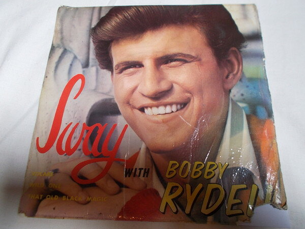 ・アーティスト Bobby Rydell ・タイトル Sway With Bobby Rydell ・レーベル・型番 Cameo Parkway CPE551 ・フォーマット 7インチレコード ・コンディション(盤) 良い (VG+) ・コンディション(ジャケット) 良い (VG+) ・コンディション(帯) オビなし ・特記事項 【カバーに擦れ】【レーベルにシール付着】【盤に浅い跡】【Warped Jacket,Pushout Centre】 サンプル画像です。実際の商品の画像ではありません 商品写真はバーコード/カタログ番号に対応したサンプル画像ですので、お送りする商品の画像ではありません。帯やライナーなどの付属品は、特記事項に記載されている場合のみ含まれます。プロモやカラーレコードなどの仕様についても、該当する場合のみ特記事項に記載しています。 【ご購入前に必ずご確認ください】 ・本店サイト(www.recordcity.jp)とは価格、送料が違います ・本店サイト、その他支店のオーダーとは同梱発送できません ・注文確定後に別の注文を頂いた場合、注文同士の同梱は致しかねます。 ・別倉庫から発送しているため、店頭受け渡しは対応しておりません ・一部商品は他の通販サイトでも販売しているため、ご注文のタイミングによっては商品のご用意ができない場合がございます。 ・土日祝日はお休みです 金曜・祝前日9時以降のご連絡またはご入金は、返答または発送が週明け・祝日明けに順次対応となります。 ・ご購入後のキャンセル不可 ご購入後のキャンセルはいかなる理由においてもお受けできません。ご了承の上、ご購入くださいませ。 ・日本郵便(ゆうパック/ゆうメール)によるお届けになります。 ・中古品であることをご理解ください 当ストアでは中古商品を主に販売しております。中古品であることをご理解の上ご購入ください。また、一部商品はRecordCityオンラインストアで試聴可能です。 ・返品について お客様のご都合による返品は一切承っておりません。 表記の内容と実際の商品に相違がある場合、また針飛び等で返品・返金をご希望される場合は、商品の到着後1週間以内にご連絡ください。商品の返送をこちらで確認後、キャンセル・返金を行います。 コンディションVG以下の商品は返品できません。プレイに影響のない表面のこすれ傷、プレス起因のノイズ盤は返品の対象外です。 【コンディション表記】 ・ほぼ新品(M-)(Like New) 完全な新品。未使用。当店ではほぼ使用しません ・非常に良い(EX)(Excellent) 中古盤として美品な状態。わずかな経年を感じるものの傷みを感じさせない、当店基準で最高の状態 ・良い(VG+)(Very Good Plus) 丁寧に扱われた中古品で、軽い使用感がみられる。 ・可(VG)(Acceptable) 使い込まれた中古品で、「良い」よりもさらに使用感がみられる。 ・悪い(VG-)(Bad) 状態が悪いアイテム。使用の保障はなく、再生不可、針飛び、目立つノイズがあるかもしれない。状態によるクレーム不可。返品不可。 ・非常に悪い(G)(Very Bad) 「悪い」よりさらに状態が悪いアイテム。使用の保障はなく、再生不可、針飛び、目立つノイズがあるかもしれない。状態によるクレーム不可。返品不可。 ・ジャンク(Fair)(Junk/Fair) 割れている、反っている、水ダメージがある、カビ、ジャケットが分離している、ひどい書き込み、ひどい擦れなど最低の状態。使用の保障はなく、再生不可、針飛び、目立つノイズがあるかもしれない。状態によるクレーム不可。返品不可。 ・ジャンク(Poor)(Junk/Poor) 割れている、反っている、水ダメージがある、カビ、ジャケットが分離している、ひどい書き込み、ひどい擦れなど最低の状態。使用の保障はなく、再生不可、針飛び、目立つノイズがあるかもしれない。状態によるクレーム不可。返品不可。