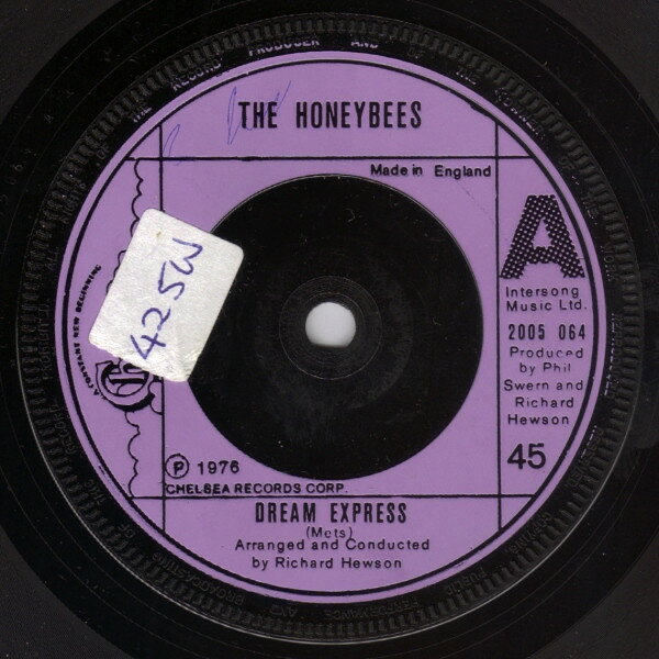 ・アーティスト Honeybees ・タイトル Dream Express ・レーベル・型番 Chelsea Records 2005064 ・フォーマット 7インチレコード ・コンディション(盤) 非常に良い(EX) ・コンディション(ジャケット) プレインカバー（元ジャケット／カバー無し） ・コンディション(帯) オビなし ・特記事項 サンプル画像です。実際の商品の画像ではありません 商品写真はバーコード/カタログ番号に対応したサンプル画像ですので、お送りする商品の画像ではありません。帯やライナーなどの付属品は、特記事項に記載されている場合のみ含まれます。プロモやカラーレコードなどの仕様についても、該当する場合のみ特記事項に記載しています。 【ご購入前に必ずご確認ください】 ・本店サイト(www.recordcity.jp)とは価格、送料が違います ・本店サイト、その他支店のオーダーとは同梱発送できません ・注文確定後に別の注文を頂いた場合、注文同士の同梱は致しかねます。 ・別倉庫から発送しているため、店頭受け渡しは対応しておりません ・一部商品は他の通販サイトでも販売しているため、ご注文のタイミングによっては商品のご用意ができない場合がございます。 ・土日祝日はお休みです 金曜・祝前日9時以降のご連絡またはご入金は、返答または発送が週明け・祝日明けに順次対応となります。 ・ご購入後のキャンセル不可 ご購入後のキャンセルはいかなる理由においてもお受けできません。ご了承の上、ご購入くださいませ。 ・日本郵便(ゆうパック/ゆうメール)によるお届けになります。 ・中古品であることをご理解ください 当ストアでは中古商品を主に販売しております。中古品であることをご理解の上ご購入ください。また、一部商品はRecordCityオンラインストアで試聴可能です。 ・返品について お客様のご都合による返品は一切承っておりません。 表記の内容と実際の商品に相違がある場合、また針飛び等で返品・返金をご希望される場合は、商品の到着後1週間以内にご連絡ください。商品の返送をこちらで確認後、キャンセル・返金を行います。 コンディションVG以下の商品は返品できません。プレイに影響のない表面のこすれ傷、プレス起因のノイズ盤は返品の対象外です。 【コンディション表記】 ・ほぼ新品(M-)(Like New) 完全な新品。未使用。当店ではほぼ使用しません ・非常に良い(EX)(Excellent) 中古盤として美品な状態。わずかな経年を感じるものの傷みを感じさせない、当店基準で最高の状態 ・良い(VG+)(Very Good Plus) 丁寧に扱われた中古品で、軽い使用感がみられる。 ・可(VG)(Acceptable) 使い込まれた中古品で、「良い」よりもさらに使用感がみられる。 ・悪い(VG-)(Bad) 状態が悪いアイテム。使用の保障はなく、再生不可、針飛び、目立つノイズがあるかもしれない。状態によるクレーム不可。返品不可。 ・非常に悪い(G)(Very Bad) 「悪い」よりさらに状態が悪いアイテム。使用の保障はなく、再生不可、針飛び、目立つノイズがあるかもしれない。状態によるクレーム不可。返品不可。 ・ジャンク(Fair)(Junk/Fair) 割れている、反っている、水ダメージがある、カビ、ジャケットが分離している、ひどい書き込み、ひどい擦れなど最低の状態。使用の保障はなく、再生不可、針飛び、目立つノイズがあるかもしれない。状態によるクレーム不可。返品不可。 ・ジャンク(Poor)(Junk/Poor) 割れている、反っている、水ダメージがある、カビ、ジャケットが分離している、ひどい書き込み、ひどい擦れなど最低の状態。使用の保障はなく、再生不可、針飛び、目立つノイズがあるかもしれない。状態によるクレーム不可。返品不可。