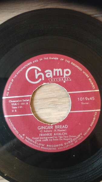 ・アーティスト Frankie Avalon ・タイトル Ginger Bread ・レーベル・型番 Champ Records (7) 101945 ・フォーマット 7インチレコード ・コンディション(盤) 可 (VG) ・コンディション(ジャケット) プレインカバー（元ジャケット／カバー無し） ・コンディション(帯) オビなし ・特記事項 【盤汚れ】【盤に薄い跡】 サンプル画像です。実際の商品の画像ではありません 商品写真はバーコード/カタログ番号に対応したサンプル画像ですので、お送りする商品の画像ではありません。帯やライナーなどの付属品は、特記事項に記載されている場合のみ含まれます。プロモやカラーレコードなどの仕様についても、該当する場合のみ特記事項に記載しています。 【ご購入前に必ずご確認ください】 ・本店サイト(www.recordcity.jp)とは価格、送料が違います ・本店サイト、その他支店のオーダーとは同梱発送できません ・注文確定後に別の注文を頂いた場合、注文同士の同梱は致しかねます。 ・別倉庫から発送しているため、店頭受け渡しは対応しておりません ・一部商品は他の通販サイトでも販売しているため、ご注文のタイミングによっては商品のご用意ができない場合がございます。 ・土日祝日はお休みです 金曜・祝前日9時以降のご連絡またはご入金は、返答または発送が週明け・祝日明けに順次対応となります。 ・ご購入後のキャンセル不可 ご購入後のキャンセルはいかなる理由においてもお受けできません。ご了承の上、ご購入くださいませ。 ・日本郵便(ゆうパック/ゆうメール)によるお届けになります。 ・中古品であることをご理解ください 当ストアでは中古商品を主に販売しております。中古品であることをご理解の上ご購入ください。また、一部商品はRecordCityオンラインストアで試聴可能です。 ・返品について お客様のご都合による返品は一切承っておりません。 表記の内容と実際の商品に相違がある場合、また針飛び等で返品・返金をご希望される場合は、商品の到着後1週間以内にご連絡ください。商品の返送をこちらで確認後、キャンセル・返金を行います。 コンディションVG以下の商品は返品できません。プレイに影響のない表面のこすれ傷、プレス起因のノイズ盤は返品の対象外です。 【コンディション表記】 ・ほぼ新品(M-)(Like New) 完全な新品。未使用。当店ではほぼ使用しません ・非常に良い(EX)(Excellent) 中古盤として美品な状態。わずかな経年を感じるものの傷みを感じさせない、当店基準で最高の状態 ・良い(VG+)(Very Good Plus) 丁寧に扱われた中古品で、軽い使用感がみられる。 ・可(VG)(Acceptable) 使い込まれた中古品で、「良い」よりもさらに使用感がみられる。 ・悪い(VG-)(Bad) 状態が悪いアイテム。使用の保障はなく、再生不可、針飛び、目立つノイズがあるかもしれない。状態によるクレーム不可。返品不可。 ・非常に悪い(G)(Very Bad) 「悪い」よりさらに状態が悪いアイテム。使用の保障はなく、再生不可、針飛び、目立つノイズがあるかもしれない。状態によるクレーム不可。返品不可。 ・ジャンク(Fair)(Junk/Fair) 割れている、反っている、水ダメージがある、カビ、ジャケットが分離している、ひどい書き込み、ひどい擦れなど最低の状態。使用の保障はなく、再生不可、針飛び、目立つノイズがあるかもしれない。状態によるクレーム不可。返品不可。 ・ジャンク(Poor)(Junk/Poor) 割れている、反っている、水ダメージがある、カビ、ジャケットが分離している、ひどい書き込み、ひどい擦れなど最低の状態。使用の保障はなく、再生不可、針飛び、目立つノイズがあるかもしれない。状態によるクレーム不可。返品不可。