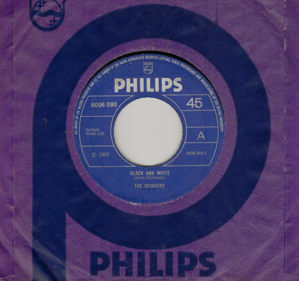 ・アーティスト Spinners ・タイトル Black And White ・レーベル・型番 Philips 6006090 ・フォーマット 7インチレコード ・コンディション(盤) 良い (VG+) ・コンディション(ジャケット) プレインカバー（元ジャケット／カバー無し） ・コンディション(帯) オビなし ・特記事項 【盤に浅い跡】【盤に小さいキズ】【company sleeve】 サンプル画像です。実際の商品の画像ではありません 商品写真はバーコード/カタログ番号に対応したサンプル画像ですので、お送りする商品の画像ではありません。帯やライナーなどの付属品は、特記事項に記載されている場合のみ含まれます。プロモやカラーレコードなどの仕様についても、該当する場合のみ特記事項に記載しています。 【ご購入前に必ずご確認ください】 ・本店サイト(www.recordcity.jp)とは価格、送料が違います ・本店サイト、その他支店のオーダーとは同梱発送できません ・注文確定後に別の注文を頂いた場合、注文同士の同梱は致しかねます。 ・別倉庫から発送しているため、店頭受け渡しは対応しておりません ・一部商品は他の通販サイトでも販売しているため、ご注文のタイミングによっては商品のご用意ができない場合がございます。 ・土日祝日はお休みです 金曜・祝前日9時以降のご連絡またはご入金は、返答または発送が週明け・祝日明けに順次対応となります。 ・ご購入後のキャンセル不可 ご購入後のキャンセルはいかなる理由においてもお受けできません。ご了承の上、ご購入くださいませ。 ・日本郵便(ゆうパック/ゆうメール)によるお届けになります。 ・中古品であることをご理解ください 当ストアでは中古商品を主に販売しております。中古品であることをご理解の上ご購入ください。また、一部商品はRecordCityオンラインストアで試聴可能です。 ・返品について お客様のご都合による返品は一切承っておりません。 表記の内容と実際の商品に相違がある場合、また針飛び等で返品・返金をご希望される場合は、商品の到着後1週間以内にご連絡ください。商品の返送をこちらで確認後、キャンセル・返金を行います。 コンディションVG以下の商品は返品できません。プレイに影響のない表面のこすれ傷、プレス起因のノイズ盤は返品の対象外です。 【コンディション表記】 ・ほぼ新品(M-)(Like New) 完全な新品。未使用。当店ではほぼ使用しません ・非常に良い(EX)(Excellent) 中古盤として美品な状態。わずかな経年を感じるものの傷みを感じさせない、当店基準で最高の状態 ・良い(VG+)(Very Good Plus) 丁寧に扱われた中古品で、軽い使用感がみられる。 ・可(VG)(Acceptable) 使い込まれた中古品で、「良い」よりもさらに使用感がみられる。 ・悪い(VG-)(Bad) 状態が悪いアイテム。使用の保障はなく、再生不可、針飛び、目立つノイズがあるかもしれない。状態によるクレーム不可。返品不可。 ・非常に悪い(G)(Very Bad) 「悪い」よりさらに状態が悪いアイテム。使用の保障はなく、再生不可、針飛び、目立つノイズがあるかもしれない。状態によるクレーム不可。返品不可。 ・ジャンク(Fair)(Junk/Fair) 割れている、反っている、水ダメージがある、カビ、ジャケットが分離している、ひどい書き込み、ひどい擦れなど最低の状態。使用の保障はなく、再生不可、針飛び、目立つノイズがあるかもしれない。状態によるクレーム不可。返品不可。 ・ジャンク(Poor)(Junk/Poor) 割れている、反っている、水ダメージがある、カビ、ジャケットが分離している、ひどい書き込み、ひどい擦れなど最低の状態。使用の保障はなく、再生不可、針飛び、目立つノイズがあるかもしれない。状態によるクレーム不可。返品不可。