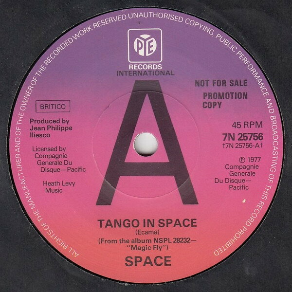 ・アーティスト Space ・タイトル Tango In Space ・レーベル・型番 Pye International 7N25756PROMO ・フォーマット 7インチレコード ・コンディション(盤) 非常に良い(EX) ・コンディション(ジャケット) プレインカバー（元ジャケット／カバー無し） ・コンディション(帯) オビなし ・特記事項 【プロモ盤】 【プロモ印刷レーベル】 サンプル画像です。実際の商品の画像ではありません 商品写真はバーコード/カタログ番号に対応したサンプル画像ですので、お送りする商品の画像ではありません。帯やライナーなどの付属品は、特記事項に記載されている場合のみ含まれます。プロモやカラーレコードなどの仕様についても、該当する場合のみ特記事項に記載しています。 【ご購入前に必ずご確認ください】 ・本店サイト(www.recordcity.jp)とは価格、送料が違います ・本店サイト、その他支店のオーダーとは同梱発送できません ・注文確定後に別の注文を頂いた場合、注文同士の同梱は致しかねます。 ・別倉庫から発送しているため、店頭受け渡しは対応しておりません ・一部商品は他の通販サイトでも販売しているため、ご注文のタイミングによっては商品のご用意ができない場合がございます。 ・土日祝日はお休みです 金曜・祝前日9時以降のご連絡またはご入金は、返答または発送が週明け・祝日明けに順次対応となります。 ・ご購入後のキャンセル不可 ご購入後のキャンセルはいかなる理由においてもお受けできません。ご了承の上、ご購入くださいませ。 ・日本郵便(ゆうパック/ゆうメール)によるお届けになります。 ・中古品であることをご理解ください 当ストアでは中古商品を主に販売しております。中古品であることをご理解の上ご購入ください。また、一部商品はRecordCityオンラインストアで試聴可能です。 ・返品について お客様のご都合による返品は一切承っておりません。 表記の内容と実際の商品に相違がある場合、また針飛び等で返品・返金をご希望される場合は、商品の到着後1週間以内にご連絡ください。商品の返送をこちらで確認後、キャンセル・返金を行います。 コンディションVG以下の商品は返品できません。プレイに影響のない表面のこすれ傷、プレス起因のノイズ盤は返品の対象外です。 【コンディション表記】 ・ほぼ新品(M-)(Like New) 完全な新品。未使用。当店ではほぼ使用しません ・非常に良い(EX)(Excellent) 中古盤として美品な状態。わずかな経年を感じるものの傷みを感じさせない、当店基準で最高の状態 ・良い(VG+)(Very Good Plus) 丁寧に扱われた中古品で、軽い使用感がみられる。 ・可(VG)(Acceptable) 使い込まれた中古品で、「良い」よりもさらに使用感がみられる。 ・悪い(VG-)(Bad) 状態が悪いアイテム。使用の保障はなく、再生不可、針飛び、目立つノイズがあるかもしれない。状態によるクレーム不可。返品不可。 ・非常に悪い(G)(Very Bad) 「悪い」よりさらに状態が悪いアイテム。使用の保障はなく、再生不可、針飛び、目立つノイズがあるかもしれない。状態によるクレーム不可。返品不可。 ・ジャンク(Fair)(Junk/Fair) 割れている、反っている、水ダメージがある、カビ、ジャケットが分離している、ひどい書き込み、ひどい擦れなど最低の状態。使用の保障はなく、再生不可、針飛び、目立つノイズがあるかもしれない。状態によるクレーム不可。返品不可。 ・ジャンク(Poor)(Junk/Poor) 割れている、反っている、水ダメージがある、カビ、ジャケットが分離している、ひどい書き込み、ひどい擦れなど最低の状態。使用の保障はなく、再生不可、針飛び、目立つノイズがあるかもしれない。状態によるクレーム不可。返品不可。