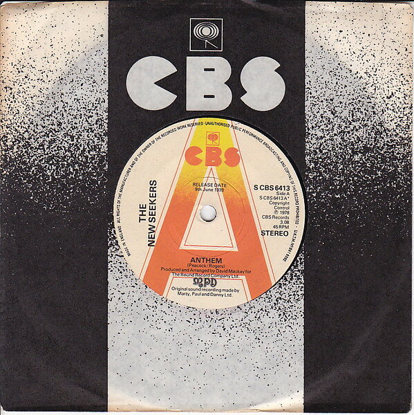 ・アーティスト The New Seekers ・タイトル Anthem ・レーベル・型番 CBS SCBS6413PROMO ・フォーマット 7インチレコード ・コンディション(盤) 非常に良い(EX) ・コンディション(ジャケット) プレインカバー（元ジャケット／カバー無し） ・コンディション(帯) オビなし ・特記事項 【プロモ盤】 【プロモ印刷レーベル】【カバー破れ】【company sleeve】 サンプル画像です。実際の商品の画像ではありません 商品写真はバーコード/カタログ番号に対応したサンプル画像ですので、お送りする商品の画像ではありません。帯やライナーなどの付属品は、特記事項に記載されている場合のみ含まれます。プロモやカラーレコードなどの仕様についても、該当する場合のみ特記事項に記載しています。 【ご購入前に必ずご確認ください】 ・本店サイト(www.recordcity.jp)とは価格、送料が違います ・本店サイト、その他支店のオーダーとは同梱発送できません ・注文確定後に別の注文を頂いた場合、注文同士の同梱は致しかねます。 ・別倉庫から発送しているため、店頭受け渡しは対応しておりません ・一部商品は他の通販サイトでも販売しているため、ご注文のタイミングによっては商品のご用意ができない場合がございます。 ・土日祝日はお休みです 金曜・祝前日9時以降のご連絡またはご入金は、返答または発送が週明け・祝日明けに順次対応となります。 ・ご購入後のキャンセル不可 ご購入後のキャンセルはいかなる理由においてもお受けできません。ご了承の上、ご購入くださいませ。 ・日本郵便(ゆうパック/ゆうメール)によるお届けになります。 ・中古品であることをご理解ください 当ストアでは中古商品を主に販売しております。中古品であることをご理解の上ご購入ください。また、一部商品はRecordCityオンラインストアで試聴可能です。 ・返品について お客様のご都合による返品は一切承っておりません。 表記の内容と実際の商品に相違がある場合、また針飛び等で返品・返金をご希望される場合は、商品の到着後1週間以内にご連絡ください。商品の返送をこちらで確認後、キャンセル・返金を行います。 コンディションVG以下の商品は返品できません。プレイに影響のない表面のこすれ傷、プレス起因のノイズ盤は返品の対象外です。 【コンディション表記】 ・ほぼ新品(M-)(Like New) 完全な新品。未使用。当店ではほぼ使用しません ・非常に良い(EX)(Excellent) 中古盤として美品な状態。わずかな経年を感じるものの傷みを感じさせない、当店基準で最高の状態 ・良い(VG+)(Very Good Plus) 丁寧に扱われた中古品で、軽い使用感がみられる。 ・可(VG)(Acceptable) 使い込まれた中古品で、「良い」よりもさらに使用感がみられる。 ・悪い(VG-)(Bad) 状態が悪いアイテム。使用の保障はなく、再生不可、針飛び、目立つノイズがあるかもしれない。状態によるクレーム不可。返品不可。 ・非常に悪い(G)(Very Bad) 「悪い」よりさらに状態が悪いアイテム。使用の保障はなく、再生不可、針飛び、目立つノイズがあるかもしれない。状態によるクレーム不可。返品不可。 ・ジャンク(Fair)(Junk/Fair) 割れている、反っている、水ダメージがある、カビ、ジャケットが分離している、ひどい書き込み、ひどい擦れなど最低の状態。使用の保障はなく、再生不可、針飛び、目立つノイズがあるかもしれない。状態によるクレーム不可。返品不可。 ・ジャンク(Poor)(Junk/Poor) 割れている、反っている、水ダメージがある、カビ、ジャケットが分離している、ひどい書き込み、ひどい擦れなど最低の状態。使用の保障はなく、再生不可、針飛び、目立つノイズがあるかもしれない。状態によるクレーム不可。返品不可。