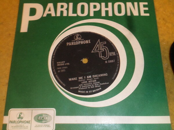 ・アーティスト The Love Affair ・タイトル Wake Me I Am Dreaming ・レーベル・型番 Parlophone R5887 ・フォーマット 7インチレコード ・コンディション(盤) 良い (VG+) ・コンディション(ジャケット) プレインカバー（元ジャケット／カバー無し） ・コンディション(帯) オビなし ・特記事項 【Company Sleeve】 サンプル画像です。実際の商品の画像ではありません 商品写真はバーコード/カタログ番号に対応したサンプル画像ですので、お送りする商品の画像ではありません。帯やライナーなどの付属品は、特記事項に記載されている場合のみ含まれます。プロモやカラーレコードなどの仕様についても、該当する場合のみ特記事項に記載しています。 【ご購入前に必ずご確認ください】 ・本店サイト(www.recordcity.jp)とは価格、送料が違います ・本店サイト、その他支店のオーダーとは同梱発送できません ・注文確定後に別の注文を頂いた場合、注文同士の同梱は致しかねます。 ・別倉庫から発送しているため、店頭受け渡しは対応しておりません ・一部商品は他の通販サイトでも販売しているため、ご注文のタイミングによっては商品のご用意ができない場合がございます。 ・土日祝日はお休みです 金曜・祝前日9時以降のご連絡またはご入金は、返答または発送が週明け・祝日明けに順次対応となります。 ・ご購入後のキャンセル不可 ご購入後のキャンセルはいかなる理由においてもお受けできません。ご了承の上、ご購入くださいませ。 ・日本郵便(ゆうパック/ゆうメール)によるお届けになります。 ・中古品であることをご理解ください 当ストアでは中古商品を主に販売しております。中古品であることをご理解の上ご購入ください。また、一部商品はRecordCityオンラインストアで試聴可能です。 ・返品について お客様のご都合による返品は一切承っておりません。 表記の内容と実際の商品に相違がある場合、また針飛び等で返品・返金をご希望される場合は、商品の到着後1週間以内にご連絡ください。商品の返送をこちらで確認後、キャンセル・返金を行います。 コンディションVG以下の商品は返品できません。プレイに影響のない表面のこすれ傷、プレス起因のノイズ盤は返品の対象外です。 【コンディション表記】 ・ほぼ新品(M-)(Like New) 完全な新品。未使用。当店ではほぼ使用しません ・非常に良い(EX)(Excellent) 中古盤として美品な状態。わずかな経年を感じるものの傷みを感じさせない、当店基準で最高の状態 ・良い(VG+)(Very Good Plus) 丁寧に扱われた中古品で、軽い使用感がみられる。 ・可(VG)(Acceptable) 使い込まれた中古品で、「良い」よりもさらに使用感がみられる。 ・悪い(VG-)(Bad) 状態が悪いアイテム。使用の保障はなく、再生不可、針飛び、目立つノイズがあるかもしれない。状態によるクレーム不可。返品不可。 ・非常に悪い(G)(Very Bad) 「悪い」よりさらに状態が悪いアイテム。使用の保障はなく、再生不可、針飛び、目立つノイズがあるかもしれない。状態によるクレーム不可。返品不可。 ・ジャンク(Fair)(Junk/Fair) 割れている、反っている、水ダメージがある、カビ、ジャケットが分離している、ひどい書き込み、ひどい擦れなど最低の状態。使用の保障はなく、再生不可、針飛び、目立つノイズがあるかもしれない。状態によるクレーム不可。返品不可。 ・ジャンク(Poor)(Junk/Poor) 割れている、反っている、水ダメージがある、カビ、ジャケットが分離している、ひどい書き込み、ひどい擦れなど最低の状態。使用の保障はなく、再生不可、針飛び、目立つノイズがあるかもしれない。状態によるクレーム不可。返品不可。