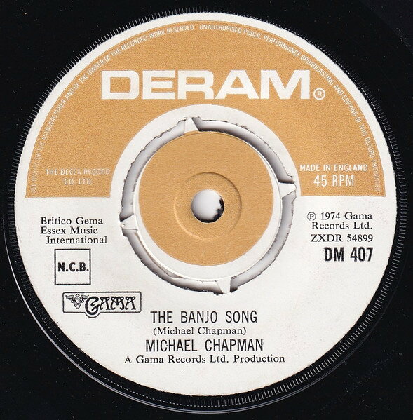 ・アーティスト Michael Chapman ・タイトル The Banjo Song ・レーベル・型番 Deram DM407 ・フォーマット 7インチレコード ・コンディション(盤) 良い (VG+) ・コンディション(ジャケット) プレインカバー（元ジャケット／カバー無し） ・コンディション(帯) オビなし ・特記事項 サンプル画像です。実際の商品の画像ではありません 商品写真はバーコード/カタログ番号に対応したサンプル画像ですので、お送りする商品の画像ではありません。帯やライナーなどの付属品は、特記事項に記載されている場合のみ含まれます。プロモやカラーレコードなどの仕様についても、該当する場合のみ特記事項に記載しています。 【ご購入前に必ずご確認ください】 ・本店サイト(www.recordcity.jp)とは価格、送料が違います ・本店サイト、その他支店のオーダーとは同梱発送できません ・注文確定後に別の注文を頂いた場合、注文同士の同梱は致しかねます。 ・別倉庫から発送しているため、店頭受け渡しは対応しておりません ・一部商品は他の通販サイトでも販売しているため、ご注文のタイミングによっては商品のご用意ができない場合がございます。 ・土日祝日はお休みです 金曜・祝前日9時以降のご連絡またはご入金は、返答または発送が週明け・祝日明けに順次対応となります。 ・ご購入後のキャンセル不可 ご購入後のキャンセルはいかなる理由においてもお受けできません。ご了承の上、ご購入くださいませ。 ・日本郵便(ゆうパック/ゆうメール)によるお届けになります。 ・中古品であることをご理解ください 当ストアでは中古商品を主に販売しております。中古品であることをご理解の上ご購入ください。また、一部商品はRecordCityオンラインストアで試聴可能です。 ・返品について お客様のご都合による返品は一切承っておりません。 表記の内容と実際の商品に相違がある場合、また針飛び等で返品・返金をご希望される場合は、商品の到着後1週間以内にご連絡ください。商品の返送をこちらで確認後、キャンセル・返金を行います。 コンディションVG以下の商品は返品できません。プレイに影響のない表面のこすれ傷、プレス起因のノイズ盤は返品の対象外です。 【コンディション表記】 ・ほぼ新品(M-)(Like New) 完全な新品。未使用。当店ではほぼ使用しません ・非常に良い(EX)(Excellent) 中古盤として美品な状態。わずかな経年を感じるものの傷みを感じさせない、当店基準で最高の状態 ・良い(VG+)(Very Good Plus) 丁寧に扱われた中古品で、軽い使用感がみられる。 ・可(VG)(Acceptable) 使い込まれた中古品で、「良い」よりもさらに使用感がみられる。 ・悪い(VG-)(Bad) 状態が悪いアイテム。使用の保障はなく、再生不可、針飛び、目立つノイズがあるかもしれない。状態によるクレーム不可。返品不可。 ・非常に悪い(G)(Very Bad) 「悪い」よりさらに状態が悪いアイテム。使用の保障はなく、再生不可、針飛び、目立つノイズがあるかもしれない。状態によるクレーム不可。返品不可。 ・ジャンク(Fair)(Junk/Fair) 割れている、反っている、水ダメージがある、カビ、ジャケットが分離している、ひどい書き込み、ひどい擦れなど最低の状態。使用の保障はなく、再生不可、針飛び、目立つノイズがあるかもしれない。状態によるクレーム不可。返品不可。 ・ジャンク(Poor)(Junk/Poor) 割れている、反っている、水ダメージがある、カビ、ジャケットが分離している、ひどい書き込み、ひどい擦れなど最低の状態。使用の保障はなく、再生不可、針飛び、目立つノイズがあるかもしれない。状態によるクレーム不可。返品不可。