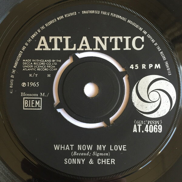 ・アーティスト Sonny & Cher ・タイトル What Now My Love ・レーベル・型番 Atlantic AT4069 ・フォーマット 7インチレコード ・コンディション(盤) 良い (VG+) ・コンディション(ジャケット) プレインカバー（元ジャケット／カバー無し） ・コンディション(帯) オビなし ・特記事項 【プロモシール】 サンプル画像です。実際の商品の画像ではありません 商品写真はバーコード/カタログ番号に対応したサンプル画像ですので、お送りする商品の画像ではありません。帯やライナーなどの付属品は、特記事項に記載されている場合のみ含まれます。プロモやカラーレコードなどの仕様についても、該当する場合のみ特記事項に記載しています。 【ご購入前に必ずご確認ください】 ・本店サイト(www.recordcity.jp)とは価格、送料が違います ・本店サイト、その他支店のオーダーとは同梱発送できません ・注文確定後に別の注文を頂いた場合、注文同士の同梱は致しかねます。 ・別倉庫から発送しているため、店頭受け渡しは対応しておりません ・一部商品は他の通販サイトでも販売しているため、ご注文のタイミングによっては商品のご用意ができない場合がございます。 ・土日祝日はお休みです 金曜・祝前日9時以降のご連絡またはご入金は、返答または発送が週明け・祝日明けに順次対応となります。 ・ご購入後のキャンセル不可 ご購入後のキャンセルはいかなる理由においてもお受けできません。ご了承の上、ご購入くださいませ。 ・日本郵便(ゆうパック/ゆうメール)によるお届けになります。 ・中古品であることをご理解ください 当ストアでは中古商品を主に販売しております。中古品であることをご理解の上ご購入ください。また、一部商品はRecordCityオンラインストアで試聴可能です。 ・返品について お客様のご都合による返品は一切承っておりません。 表記の内容と実際の商品に相違がある場合、また針飛び等で返品・返金をご希望される場合は、商品の到着後1週間以内にご連絡ください。商品の返送をこちらで確認後、キャンセル・返金を行います。 コンディションVG以下の商品は返品できません。プレイに影響のない表面のこすれ傷、プレス起因のノイズ盤は返品の対象外です。 【コンディション表記】 ・ほぼ新品(M-)(Like New) 完全な新品。未使用。当店ではほぼ使用しません ・非常に良い(EX)(Excellent) 中古盤として美品な状態。わずかな経年を感じるものの傷みを感じさせない、当店基準で最高の状態 ・良い(VG+)(Very Good Plus) 丁寧に扱われた中古品で、軽い使用感がみられる。 ・可(VG)(Acceptable) 使い込まれた中古品で、「良い」よりもさらに使用感がみられる。 ・悪い(VG-)(Bad) 状態が悪いアイテム。使用の保障はなく、再生不可、針飛び、目立つノイズがあるかもしれない。状態によるクレーム不可。返品不可。 ・非常に悪い(G)(Very Bad) 「悪い」よりさらに状態が悪いアイテム。使用の保障はなく、再生不可、針飛び、目立つノイズがあるかもしれない。状態によるクレーム不可。返品不可。 ・ジャンク(Fair)(Junk/Fair) 割れている、反っている、水ダメージがある、カビ、ジャケットが分離している、ひどい書き込み、ひどい擦れなど最低の状態。使用の保障はなく、再生不可、針飛び、目立つノイズがあるかもしれない。状態によるクレーム不可。返品不可。 ・ジャンク(Poor)(Junk/Poor) 割れている、反っている、水ダメージがある、カビ、ジャケットが分離している、ひどい書き込み、ひどい擦れなど最低の状態。使用の保障はなく、再生不可、針飛び、目立つノイズがあるかもしれない。状態によるクレーム不可。返品不可。
