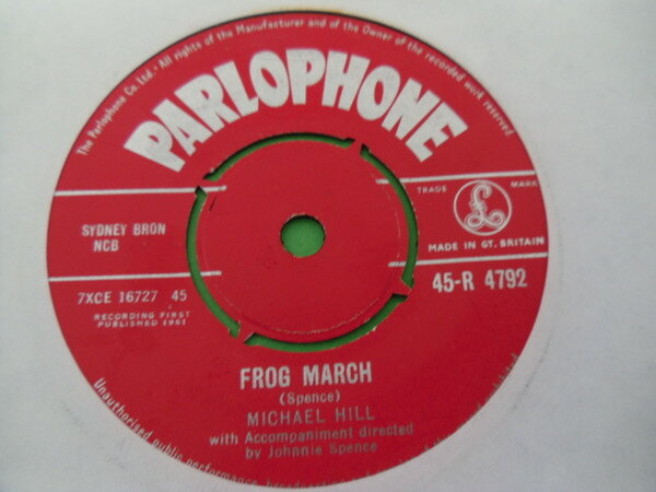 ・アーティスト Michael Hill ・タイトル Frog March ・レーベル・型番 Parlophone 45R4792 ・フォーマット 7インチレコード ・コンディション(盤) 良い (VG+) ・コンディション(ジャケット) プレインカバー（元ジャケット／カバー無し） ・コンディション(帯) オビなし ・特記事項 【盤に短いヘアライン】 サンプル画像です。実際の商品の画像ではありません 商品写真はバーコード/カタログ番号に対応したサンプル画像ですので、お送りする商品の画像ではありません。帯やライナーなどの付属品は、特記事項に記載されている場合のみ含まれます。プロモやカラーレコードなどの仕様についても、該当する場合のみ特記事項に記載しています。 【ご購入前に必ずご確認ください】 ・本店サイト(www.recordcity.jp)とは価格、送料が違います ・本店サイト、その他支店のオーダーとは同梱発送できません ・注文確定後に別の注文を頂いた場合、注文同士の同梱は致しかねます。 ・別倉庫から発送しているため、店頭受け渡しは対応しておりません ・一部商品は他の通販サイトでも販売しているため、ご注文のタイミングによっては商品のご用意ができない場合がございます。 ・土日祝日はお休みです 金曜・祝前日9時以降のご連絡またはご入金は、返答または発送が週明け・祝日明けに順次対応となります。 ・ご購入後のキャンセル不可 ご購入後のキャンセルはいかなる理由においてもお受けできません。ご了承の上、ご購入くださいませ。 ・日本郵便(ゆうパック/ゆうメール)によるお届けになります。 ・中古品であることをご理解ください 当ストアでは中古商品を主に販売しております。中古品であることをご理解の上ご購入ください。また、一部商品はRecordCityオンラインストアで試聴可能です。 ・返品について お客様のご都合による返品は一切承っておりません。 表記の内容と実際の商品に相違がある場合、また針飛び等で返品・返金をご希望される場合は、商品の到着後1週間以内にご連絡ください。商品の返送をこちらで確認後、キャンセル・返金を行います。 コンディションVG以下の商品は返品できません。プレイに影響のない表面のこすれ傷、プレス起因のノイズ盤は返品の対象外です。 【コンディション表記】 ・ほぼ新品(M-)(Like New) 完全な新品。未使用。当店ではほぼ使用しません ・非常に良い(EX)(Excellent) 中古盤として美品な状態。わずかな経年を感じるものの傷みを感じさせない、当店基準で最高の状態 ・良い(VG+)(Very Good Plus) 丁寧に扱われた中古品で、軽い使用感がみられる。 ・可(VG)(Acceptable) 使い込まれた中古品で、「良い」よりもさらに使用感がみられる。 ・悪い(VG-)(Bad) 状態が悪いアイテム。使用の保障はなく、再生不可、針飛び、目立つノイズがあるかもしれない。状態によるクレーム不可。返品不可。 ・非常に悪い(G)(Very Bad) 「悪い」よりさらに状態が悪いアイテム。使用の保障はなく、再生不可、針飛び、目立つノイズがあるかもしれない。状態によるクレーム不可。返品不可。 ・ジャンク(Fair)(Junk/Fair) 割れている、反っている、水ダメージがある、カビ、ジャケットが分離している、ひどい書き込み、ひどい擦れなど最低の状態。使用の保障はなく、再生不可、針飛び、目立つノイズがあるかもしれない。状態によるクレーム不可。返品不可。 ・ジャンク(Poor)(Junk/Poor) 割れている、反っている、水ダメージがある、カビ、ジャケットが分離している、ひどい書き込み、ひどい擦れなど最低の状態。使用の保障はなく、再生不可、針飛び、目立つノイズがあるかもしれない。状態によるクレーム不可。返品不可。