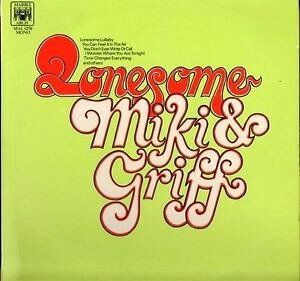 ・アーティスト Miki & Griff ・タイトル Lonesome ・レーベル・型番 Marble Arch MAL1258 ・フォーマット LPレコード ・コンディション(盤) 良い (VG+) ・コンディション(ジャケット) 良い (VG+) ・コンディション(帯) オビなし ・特記事項 【カバーにリングウェア】 サンプル画像です。実際の商品の画像ではありません 商品写真はバーコード/カタログ番号に対応したサンプル画像ですので、お送りする商品の画像ではありません。帯やライナーなどの付属品は、特記事項に記載されている場合のみ含まれます。プロモやカラーレコードなどの仕様についても、該当する場合のみ特記事項に記載しています。 【ご購入前に必ずご確認ください】 ・本店サイト(www.recordcity.jp)とは価格、送料が違います ・本店サイト、その他支店のオーダーとは同梱発送できません ・注文確定後に別の注文を頂いた場合、注文同士の同梱は致しかねます。 ・別倉庫から発送しているため、店頭受け渡しは対応しておりません ・一部商品は他の通販サイトでも販売しているため、ご注文のタイミングによっては商品のご用意ができない場合がございます。 ・土日祝日はお休みです 金曜・祝前日9時以降のご連絡またはご入金は、返答または発送が週明け・祝日明けに順次対応となります。 ・ご購入後のキャンセル不可 ご購入後のキャンセルはいかなる理由においてもお受けできません。ご了承の上、ご購入くださいませ。 ・日本郵便(ゆうパック/ゆうメール)によるお届けになります。 ・中古品であることをご理解ください 当ストアでは中古商品を主に販売しております。中古品であることをご理解の上ご購入ください。また、一部商品はRecordCityオンラインストアで試聴可能です。 ・返品について お客様のご都合による返品は一切承っておりません。 表記の内容と実際の商品に相違がある場合、また針飛び等で返品・返金をご希望される場合は、商品の到着後1週間以内にご連絡ください。商品の返送をこちらで確認後、キャンセル・返金を行います。 コンディションVG以下の商品は返品できません。プレイに影響のない表面のこすれ傷、プレス起因のノイズ盤は返品の対象外です。 【コンディション表記】 ・ほぼ新品(M-)(Like New) 完全な新品。未使用。当店ではほぼ使用しません ・非常に良い(EX)(Excellent) 中古盤として美品な状態。わずかな経年を感じるものの傷みを感じさせない、当店基準で最高の状態 ・良い(VG+)(Very Good Plus) 丁寧に扱われた中古品で、軽い使用感がみられる。 ・可(VG)(Acceptable) 使い込まれた中古品で、「良い」よりもさらに使用感がみられる。 ・悪い(VG-)(Bad) 状態が悪いアイテム。使用の保障はなく、再生不可、針飛び、目立つノイズがあるかもしれない。状態によるクレーム不可。返品不可。 ・非常に悪い(G)(Very Bad) 「悪い」よりさらに状態が悪いアイテム。使用の保障はなく、再生不可、針飛び、目立つノイズがあるかもしれない。状態によるクレーム不可。返品不可。 ・ジャンク(Fair)(Junk/Fair) 割れている、反っている、水ダメージがある、カビ、ジャケットが分離している、ひどい書き込み、ひどい擦れなど最低の状態。使用の保障はなく、再生不可、針飛び、目立つノイズがあるかもしれない。状態によるクレーム不可。返品不可。 ・ジャンク(Poor)(Junk/Poor) 割れている、反っている、水ダメージがある、カビ、ジャケットが分離している、ひどい書き込み、ひどい擦れなど最低の状態。使用の保障はなく、再生不可、針飛び、目立つノイズがあるかもしれない。状態によるクレーム不可。返品不可。