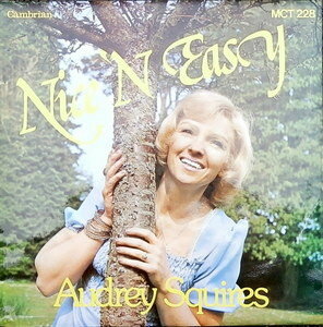 ・アーティスト Audrey Squires ・タイトル Nice 'N Easy ・レーベル Cambrian MCT228 ・フォーマット LPレコード ・コンディション(盤) 良い (VG+) ・コンディション(ジャケット) 可 (VG) ・コンディション(帯) オビなし ・特記事項 【盤に小さいキズ】【サイン入り】 サンプル画像です。実際の商品の画像ではありません 商品写真はバーコード/カタログ番号に対応したサンプル画像ですので、お送りする商品の画像ではありません。帯やライナーなどの付属品は、特記事項に記載されている場合のみ含まれます。プロモやカラーレコードなどの仕様についても、該当する場合のみ特記事項に記載しています。 【ご購入前に必ずご確認ください】 ・本店サイト(www.recordcity.jp)とは価格、送料が違います ・本店サイト、その他支店のオーダーとは同梱発送できません ・別倉庫から発送しているため、店頭受け渡しは対応しておりません ・一部商品は他の通販サイトでも販売しているため、ご注文のタイミングによっては商品のご用意ができない場合がございます。 ・土日祝日はお休みです 金曜・祝前日9時以降のご連絡またはご入金は、返答または発送が週明け・祝日明けに順次対応となります。 ・ご購入後のキャンセル不可 ご購入後のキャンセルはいかなる理由においてもお受けできません。ご了承の上、ご購入くださいませ。 ・日本郵便(ゆうパック/ゆうメール)によるお届けになります。 ・中古品であることをご理解ください 当ストアではお客様よりお譲りいただいた中古商品を主に販売しております。中古品であることをご理解の上ご購入ください。また、一部商品はRecordCityオンラインストアで試聴可能です。 ・返品について お客様のご都合による返品は一切承っておりません。 表記の内容と実際の商品に相違がある場合、また針飛び等で返品・返金をご希望される場合は、商品の到着後1週間以内にご連絡ください。商品の返送をこちらで確認後、キャンセル・返金を行います。 コンディションVG以下の商品は返品できません。プレイに影響のない表面のこすれ傷、プレス起因のノイズ盤は返品の対象外です。 【コンディション表記】 ・ほぼ新品(M-)(Like New) 完全な新品。未使用。当店ではほぼ使用しません ・非常に良い(EX)(Excellent) 中古盤として美品な状態。わずかな経年を感じるものの傷みを感じさせない、当店基準で最高の状態 ・良い(VG+)(Very Good Plus) 丁寧に扱われた中古品で、軽い使用感がみられる。 ・可(VG)(Acceptable) 使い込まれた中古品で、「良い」よりもさらに使用感がみられる。 ・悪い(VG-)(Bad) 状態が悪いアイテム。使用の保障はなく、再生不可、針飛び、目立つノイズがあるかもしれない。状態によるクレーム不可。返品不可。 ・非常に悪い(G)(Very Bad) 「悪い」よりさらに状態が悪いアイテム。使用の保障はなく、再生不可、針飛び、目立つノイズがあるかもしれない。状態によるクレーム不可。返品不可。 ・ジャンク(Fair)(Junk/Fair) 割れている、反っている、水ダメージがある、カビ、ジャケットが分離している、ひどい書き込み、ひどい擦れなど最低の状態。使用の保障はなく、再生不可、針飛び、目立つノイズがあるかもしれない。状態によるクレーム不可。返品不可。 ・ジャンク(Poor)(Junk/Poor) 割れている、反っている、水ダメージがある、カビ、ジャケットが分離している、ひどい書き込み、ひどい擦れなど最低の状態。使用の保障はなく、再生不可、針飛び、目立つノイズがあるかもしれない。状態によるクレーム不可。返品不可。