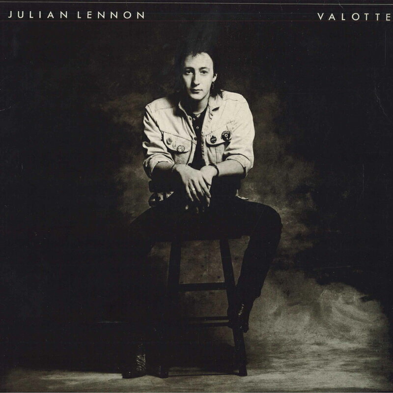 ・アーティスト Julian Lennon ・タイトル Valotte ・レーベル・型番 CHARISMA JLLP1 ・フォーマット LPレコード ・コンディション(盤) 非常に良い(EX) ・コンディション(ジャケット) 非常に良い(EX) ・コンディション(帯) オビなし ・特記事項 【カバーに軽い擦れ】 サンプル画像です。実際の商品の画像ではありません 商品写真はバーコード/カタログ番号に対応したサンプル画像ですので、お送りする商品の画像ではありません。帯やライナーなどの付属品は、特記事項に記載されている場合のみ含まれます。プロモやカラーレコードなどの仕様についても、該当する場合のみ特記事項に記載しています。 【ご購入前に必ずご確認ください】 ・本店サイト(www.recordcity.jp)とは価格、送料が違います ・本店サイト、その他支店のオーダーとは同梱発送できません ・注文確定後に別の注文を頂いた場合、注文同士の同梱は致しかねます。 ・別倉庫から発送しているため、店頭受け渡しは対応しておりません ・一部商品は他の通販サイトでも販売しているため、ご注文のタイミングによっては商品のご用意ができない場合がございます。 ・土日祝日はお休みです 金曜・祝前日9時以降のご連絡またはご入金は、返答または発送が週明け・祝日明けに順次対応となります。 ・ご購入後のキャンセル不可 ご購入後のキャンセルはいかなる理由においてもお受けできません。ご了承の上、ご購入くださいませ。 ・日本郵便(ゆうパック/ゆうメール)によるお届けになります。 ・中古品であることをご理解ください 当ストアでは中古商品を主に販売しております。中古品であることをご理解の上ご購入ください。また、一部商品はRecordCityオンラインストアで試聴可能です。 ・返品について お客様のご都合による返品は一切承っておりません。 表記の内容と実際の商品に相違がある場合、また針飛び等で返品・返金をご希望される場合は、商品の到着後1週間以内にご連絡ください。商品の返送をこちらで確認後、キャンセル・返金を行います。 コンディションVG以下の商品は返品できません。プレイに影響のない表面のこすれ傷、プレス起因のノイズ盤は返品の対象外です。 【コンディション表記】 ・ほぼ新品(M-)(Like New) 完全な新品。未使用。当店ではほぼ使用しません ・非常に良い(EX)(Excellent) 中古盤として美品な状態。わずかな経年を感じるものの傷みを感じさせない、当店基準で最高の状態 ・良い(VG+)(Very Good Plus) 丁寧に扱われた中古品で、軽い使用感がみられる。 ・可(VG)(Acceptable) 使い込まれた中古品で、「良い」よりもさらに使用感がみられる。 ・悪い(VG-)(Bad) 状態が悪いアイテム。使用の保障はなく、再生不可、針飛び、目立つノイズがあるかもしれない。状態によるクレーム不可。返品不可。 ・非常に悪い(G)(Very Bad) 「悪い」よりさらに状態が悪いアイテム。使用の保障はなく、再生不可、針飛び、目立つノイズがあるかもしれない。状態によるクレーム不可。返品不可。 ・ジャンク(Fair)(Junk/Fair) 割れている、反っている、水ダメージがある、カビ、ジャケットが分離している、ひどい書き込み、ひどい擦れなど最低の状態。使用の保障はなく、再生不可、針飛び、目立つノイズがあるかもしれない。状態によるクレーム不可。返品不可。 ・ジャンク(Poor)(Junk/Poor) 割れている、反っている、水ダメージがある、カビ、ジャケットが分離している、ひどい書き込み、ひどい擦れなど最低の状態。使用の保障はなく、再生不可、針飛び、目立つノイズがあるかもしれない。状態によるクレーム不可。返品不可。