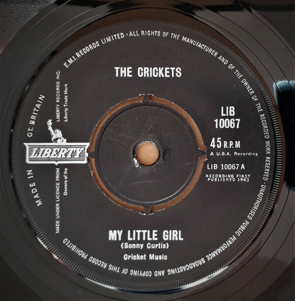 ・アーティスト Crickets ・タイトル My Little Girl ・レーベル・型番 Liberty LIB10067 ・フォーマット 7インチレコード ・コンディション(盤) 可 (VG) ・コンディション(ジャケット) プレインカバー（元ジャケット／カバー無し） ・コンディション(帯) オビなし ・特記事項 【盤に目立った跡】【盤汚れ】 サンプル画像です。実際の商品の画像ではありません 商品写真はバーコード/カタログ番号に対応したサンプル画像ですので、お送りする商品の画像ではありません。帯やライナーなどの付属品は、特記事項に記載されている場合のみ含まれます。プロモやカラーレコードなどの仕様についても、該当する場合のみ特記事項に記載しています。 【ご購入前に必ずご確認ください】 ・本店サイト(www.recordcity.jp)とは価格、送料が違います ・本店サイト、その他支店のオーダーとは同梱発送できません ・注文確定後に別の注文を頂いた場合、注文同士の同梱は致しかねます。 ・別倉庫から発送しているため、店頭受け渡しは対応しておりません ・一部商品は他の通販サイトでも販売しているため、ご注文のタイミングによっては商品のご用意ができない場合がございます。 ・土日祝日はお休みです 金曜・祝前日9時以降のご連絡またはご入金は、返答または発送が週明け・祝日明けに順次対応となります。 ・ご購入後のキャンセル不可 ご購入後のキャンセルはいかなる理由においてもお受けできません。ご了承の上、ご購入くださいませ。 ・日本郵便(ゆうパック/ゆうメール)によるお届けになります。 ・中古品であることをご理解ください 当ストアでは中古商品を主に販売しております。中古品であることをご理解の上ご購入ください。また、一部商品はRecordCityオンラインストアで試聴可能です。 ・返品について お客様のご都合による返品は一切承っておりません。 表記の内容と実際の商品に相違がある場合、また針飛び等で返品・返金をご希望される場合は、商品の到着後1週間以内にご連絡ください。商品の返送をこちらで確認後、キャンセル・返金を行います。 コンディションVG以下の商品は返品できません。プレイに影響のない表面のこすれ傷、プレス起因のノイズ盤は返品の対象外です。 【コンディション表記】 ・ほぼ新品(M-)(Like New) 完全な新品。未使用。当店ではほぼ使用しません ・非常に良い(EX)(Excellent) 中古盤として美品な状態。わずかな経年を感じるものの傷みを感じさせない、当店基準で最高の状態 ・良い(VG+)(Very Good Plus) 丁寧に扱われた中古品で、軽い使用感がみられる。 ・可(VG)(Acceptable) 使い込まれた中古品で、「良い」よりもさらに使用感がみられる。 ・悪い(VG-)(Bad) 状態が悪いアイテム。使用の保障はなく、再生不可、針飛び、目立つノイズがあるかもしれない。状態によるクレーム不可。返品不可。 ・非常に悪い(G)(Very Bad) 「悪い」よりさらに状態が悪いアイテム。使用の保障はなく、再生不可、針飛び、目立つノイズがあるかもしれない。状態によるクレーム不可。返品不可。 ・ジャンク(Fair)(Junk/Fair) 割れている、反っている、水ダメージがある、カビ、ジャケットが分離している、ひどい書き込み、ひどい擦れなど最低の状態。使用の保障はなく、再生不可、針飛び、目立つノイズがあるかもしれない。状態によるクレーム不可。返品不可。 ・ジャンク(Poor)(Junk/Poor) 割れている、反っている、水ダメージがある、カビ、ジャケットが分離している、ひどい書き込み、ひどい擦れなど最低の状態。使用の保障はなく、再生不可、針飛び、目立つノイズがあるかもしれない。状態によるクレーム不可。返品不可。