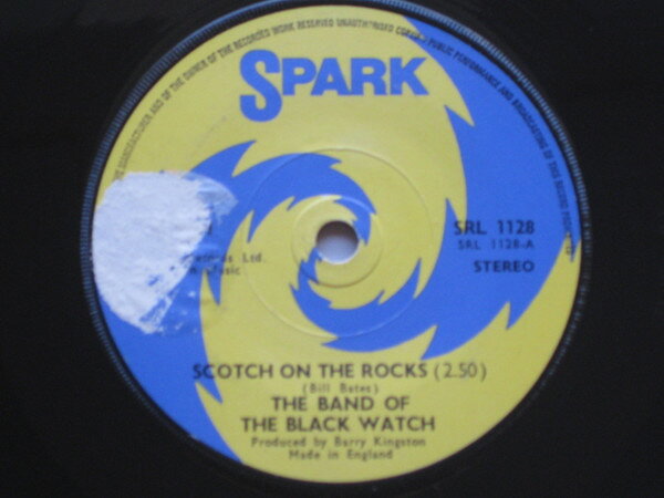 ・アーティスト Band Of Black Watch ・タイトル Scotch On The Rocks ・レーベル・型番 Spark SRL1128 ・フォーマット 7インチレコード ・コンディション(盤) 良い (VG+) ・コンディション(ジャケット) プレインカバー（元ジャケット／カバー無し） ・コンディション(帯) オビなし ・特記事項 サンプル画像です。実際の商品の画像ではありません 商品写真はバーコード/カタログ番号に対応したサンプル画像ですので、お送りする商品の画像ではありません。帯やライナーなどの付属品は、特記事項に記載されている場合のみ含まれます。プロモやカラーレコードなどの仕様についても、該当する場合のみ特記事項に記載しています。 【ご購入前に必ずご確認ください】 ・本店サイト(www.recordcity.jp)とは価格、送料が違います ・本店サイト、その他支店のオーダーとは同梱発送できません ・注文確定後に別の注文を頂いた場合、注文同士の同梱は致しかねます。 ・別倉庫から発送しているため、店頭受け渡しは対応しておりません ・一部商品は他の通販サイトでも販売しているため、ご注文のタイミングによっては商品のご用意ができない場合がございます。 ・土日祝日はお休みです 金曜・祝前日9時以降のご連絡またはご入金は、返答または発送が週明け・祝日明けに順次対応となります。 ・ご購入後のキャンセル不可 ご購入後のキャンセルはいかなる理由においてもお受けできません。ご了承の上、ご購入くださいませ。 ・日本郵便(ゆうパック/ゆうメール)によるお届けになります。 ・中古品であることをご理解ください 当ストアでは中古商品を主に販売しております。中古品であることをご理解の上ご購入ください。また、一部商品はRecordCityオンラインストアで試聴可能です。 ・返品について お客様のご都合による返品は一切承っておりません。 表記の内容と実際の商品に相違がある場合、また針飛び等で返品・返金をご希望される場合は、商品の到着後1週間以内にご連絡ください。商品の返送をこちらで確認後、キャンセル・返金を行います。 コンディションVG以下の商品は返品できません。プレイに影響のない表面のこすれ傷、プレス起因のノイズ盤は返品の対象外です。 【コンディション表記】 ・ほぼ新品(M-)(Like New) 完全な新品。未使用。当店ではほぼ使用しません ・非常に良い(EX)(Excellent) 中古盤として美品な状態。わずかな経年を感じるものの傷みを感じさせない、当店基準で最高の状態 ・良い(VG+)(Very Good Plus) 丁寧に扱われた中古品で、軽い使用感がみられる。 ・可(VG)(Acceptable) 使い込まれた中古品で、「良い」よりもさらに使用感がみられる。 ・悪い(VG-)(Bad) 状態が悪いアイテム。使用の保障はなく、再生不可、針飛び、目立つノイズがあるかもしれない。状態によるクレーム不可。返品不可。 ・非常に悪い(G)(Very Bad) 「悪い」よりさらに状態が悪いアイテム。使用の保障はなく、再生不可、針飛び、目立つノイズがあるかもしれない。状態によるクレーム不可。返品不可。 ・ジャンク(Fair)(Junk/Fair) 割れている、反っている、水ダメージがある、カビ、ジャケットが分離している、ひどい書き込み、ひどい擦れなど最低の状態。使用の保障はなく、再生不可、針飛び、目立つノイズがあるかもしれない。状態によるクレーム不可。返品不可。 ・ジャンク(Poor)(Junk/Poor) 割れている、反っている、水ダメージがある、カビ、ジャケットが分離している、ひどい書き込み、ひどい擦れなど最低の状態。使用の保障はなく、再生不可、針飛び、目立つノイズがあるかもしれない。状態によるクレーム不可。返品不可。