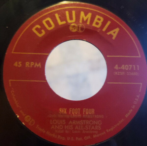 ・アーティスト Louis Armstrong & His All-Stars ・タイトル Six Foot Four / The Faithful Hussar ・レーベル・型番 Columbia 440711 ・フォーマット 7インチレコード ・コンディション(盤) 良い (VG+) ・コンディション(ジャケット) プレインカバー（元ジャケット／カバー無し） ・コンディション(帯) オビなし ・特記事項 サンプル画像です。実際の商品の画像ではありません 商品写真はバーコード/カタログ番号に対応したサンプル画像ですので、お送りする商品の画像ではありません。帯やライナーなどの付属品は、特記事項に記載されている場合のみ含まれます。プロモやカラーレコードなどの仕様についても、該当する場合のみ特記事項に記載しています。 【ご購入前に必ずご確認ください】 ・本店サイト(www.recordcity.jp)とは価格、送料が違います ・本店サイト、その他支店のオーダーとは同梱発送できません ・注文確定後に別の注文を頂いた場合、注文同士の同梱は致しかねます。 ・別倉庫から発送しているため、店頭受け渡しは対応しておりません ・一部商品は他の通販サイトでも販売しているため、ご注文のタイミングによっては商品のご用意ができない場合がございます。 ・土日祝日はお休みです 金曜・祝前日9時以降のご連絡またはご入金は、返答または発送が週明け・祝日明けに順次対応となります。 ・ご購入後のキャンセル不可 ご購入後のキャンセルはいかなる理由においてもお受けできません。ご了承の上、ご購入くださいませ。 ・日本郵便(ゆうパック/ゆうメール)によるお届けになります。 ・中古品であることをご理解ください 当ストアでは中古商品を主に販売しております。中古品であることをご理解の上ご購入ください。また、一部商品はRecordCityオンラインストアで試聴可能です。 ・返品について お客様のご都合による返品は一切承っておりません。 表記の内容と実際の商品に相違がある場合、また針飛び等で返品・返金をご希望される場合は、商品の到着後1週間以内にご連絡ください。商品の返送をこちらで確認後、キャンセル・返金を行います。 コンディションVG以下の商品は返品できません。プレイに影響のない表面のこすれ傷、プレス起因のノイズ盤は返品の対象外です。 【コンディション表記】 ・ほぼ新品(M-)(Like New) 完全な新品。未使用。当店ではほぼ使用しません ・非常に良い(EX)(Excellent) 中古盤として美品な状態。わずかな経年を感じるものの傷みを感じさせない、当店基準で最高の状態 ・良い(VG+)(Very Good Plus) 丁寧に扱われた中古品で、軽い使用感がみられる。 ・可(VG)(Acceptable) 使い込まれた中古品で、「良い」よりもさらに使用感がみられる。 ・悪い(VG-)(Bad) 状態が悪いアイテム。使用の保障はなく、再生不可、針飛び、目立つノイズがあるかもしれない。状態によるクレーム不可。返品不可。 ・非常に悪い(G)(Very Bad) 「悪い」よりさらに状態が悪いアイテム。使用の保障はなく、再生不可、針飛び、目立つノイズがあるかもしれない。状態によるクレーム不可。返品不可。 ・ジャンク(Fair)(Junk/Fair) 割れている、反っている、水ダメージがある、カビ、ジャケットが分離している、ひどい書き込み、ひどい擦れなど最低の状態。使用の保障はなく、再生不可、針飛び、目立つノイズがあるかもしれない。状態によるクレーム不可。返品不可。 ・ジャンク(Poor)(Junk/Poor) 割れている、反っている、水ダメージがある、カビ、ジャケットが分離している、ひどい書き込み、ひどい擦れなど最低の状態。使用の保障はなく、再生不可、針飛び、目立つノイズがあるかもしれない。状態によるクレーム不可。返品不可。