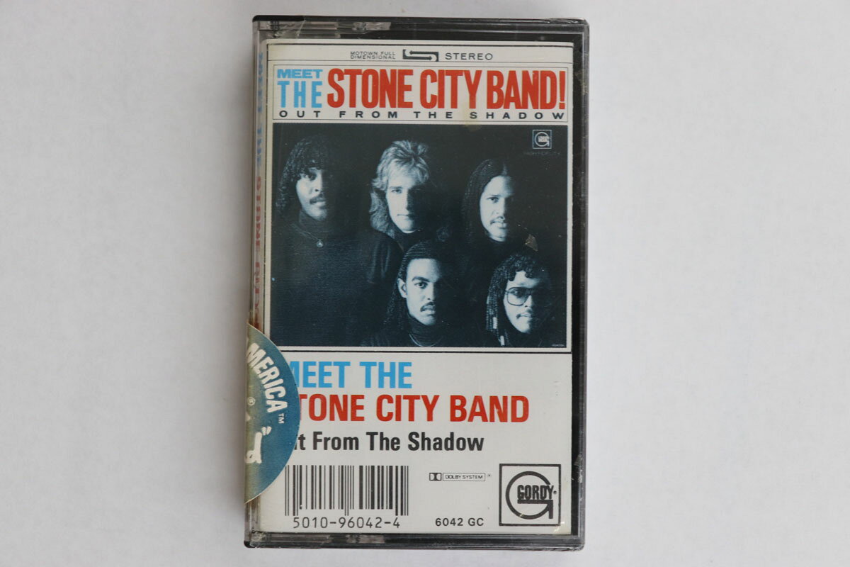 ・アーティスト Stone City Band ・タイトル Meet The Stone City Band! - Out From The Shadow ・レーベル・型番 Gordy 6042GC ・フォーマット カセットテープ ・コンディション(盤) ほぼ新品 (M-) ・コンディション(ジャケット) ほぼ新品 (M-) ・コンディション(帯) オビなし ・特記事項 【未開封】 【シールド破れ】 実際に発送される商品の画像です 【ご購入前に必ずご確認ください】 ・本店サイト(www.recordcity.jp)とは価格、送料が違います ・本店サイト、その他支店のオーダーとは同梱発送できません ・注文確定後に別の注文を頂いた場合、注文同士の同梱は致しかねます。 ・別倉庫から発送しているため、店頭受け渡しは対応しておりません ・一部商品は他の通販サイトでも販売しているため、ご注文のタイミングによっては商品のご用意ができない場合がございます。 ・土日祝日はお休みです 金曜・祝前日9時以降のご連絡またはご入金は、返答または発送が週明け・祝日明けに順次対応となります。 ・ご購入後のキャンセル不可 ご購入後のキャンセルはいかなる理由においてもお受けできません。ご了承の上、ご購入くださいませ。 ・日本郵便(ゆうパック/ゆうメール)によるお届けになります。 ・中古品であることをご理解ください 当ストアでは中古商品を主に販売しております。中古品であることをご理解の上ご購入ください。また、一部商品はRecordCityオンラインストアで試聴可能です。 ・返品について お客様のご都合による返品は一切承っておりません。 表記の内容と実際の商品に相違がある場合、また針飛び等で返品・返金をご希望される場合は、商品の到着後1週間以内にご連絡ください。商品の返送をこちらで確認後、キャンセル・返金を行います。 コンディションVG以下の商品は返品できません。プレイに影響のない表面のこすれ傷、プレス起因のノイズ盤は返品の対象外です。 【コンディション表記】 ・ほぼ新品(M-)(Like New) 完全な新品。未使用。当店ではほぼ使用しません ・非常に良い(EX)(Excellent) 中古盤として美品な状態。わずかな経年を感じるものの傷みを感じさせない、当店基準で最高の状態 ・良い(VG+)(Very Good Plus) 丁寧に扱われた中古品で、軽い使用感がみられる。 ・可(VG)(Acceptable) 使い込まれた中古品で、「良い」よりもさらに使用感がみられる。 ・悪い(VG-)(Bad) 状態が悪いアイテム。使用の保障はなく、再生不可、針飛び、目立つノイズがあるかもしれない。状態によるクレーム不可。返品不可。 ・非常に悪い(G)(Very Bad) 「悪い」よりさらに状態が悪いアイテム。使用の保障はなく、再生不可、針飛び、目立つノイズがあるかもしれない。状態によるクレーム不可。返品不可。 ・ジャンク(Fair)(Junk/Fair) 割れている、反っている、水ダメージがある、カビ、ジャケットが分離している、ひどい書き込み、ひどい擦れなど最低の状態。使用の保障はなく、再生不可、針飛び、目立つノイズがあるかもしれない。状態によるクレーム不可。返品不可。 ・ジャンク(Poor)(Junk/Poor) 割れている、反っている、水ダメージがある、カビ、ジャケットが分離している、ひどい書き込み、ひどい擦れなど最低の状態。使用の保障はなく、再生不可、針飛び、目立つノイズがあるかもしれない。状態によるクレーム不可。返品不可。