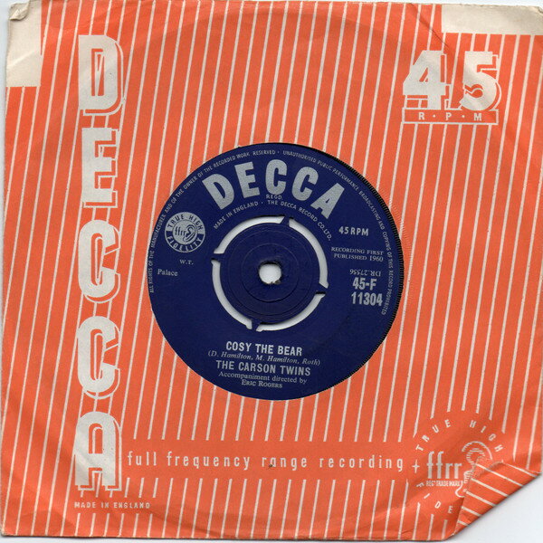 ・アーティスト Carson Twins ・タイトル Cosy The Bear ・レーベル・型番 Decca 45F11304 ・フォーマット 7インチレコード ・コンディション(盤) 良い (VG+) ・コンディション(ジャケット) プレインカバー（元ジャケット／カバー無し） ・コンディション(帯) オビなし ・特記事項 【盤曇り】【盤に浅い跡】 サンプル画像です。実際の商品の画像ではありません 商品写真はバーコード/カタログ番号に対応したサンプル画像ですので、お送りする商品の画像ではありません。帯やライナーなどの付属品は、特記事項に記載されている場合のみ含まれます。プロモやカラーレコードなどの仕様についても、該当する場合のみ特記事項に記載しています。 【ご購入前に必ずご確認ください】 ・本店サイト(www.recordcity.jp)とは価格、送料が違います ・本店サイト、その他支店のオーダーとは同梱発送できません ・注文確定後に別の注文を頂いた場合、注文同士の同梱は致しかねます。 ・別倉庫から発送しているため、店頭受け渡しは対応しておりません ・一部商品は他の通販サイトでも販売しているため、ご注文のタイミングによっては商品のご用意ができない場合がございます。 ・土日祝日はお休みです 金曜・祝前日9時以降のご連絡またはご入金は、返答または発送が週明け・祝日明けに順次対応となります。 ・ご購入後のキャンセル不可 ご購入後のキャンセルはいかなる理由においてもお受けできません。ご了承の上、ご購入くださいませ。 ・日本郵便(ゆうパック/ゆうメール)によるお届けになります。 ・中古品であることをご理解ください 当ストアでは中古商品を主に販売しております。中古品であることをご理解の上ご購入ください。また、一部商品はRecordCityオンラインストアで試聴可能です。 ・返品について お客様のご都合による返品は一切承っておりません。 表記の内容と実際の商品に相違がある場合、また針飛び等で返品・返金をご希望される場合は、商品の到着後1週間以内にご連絡ください。商品の返送をこちらで確認後、キャンセル・返金を行います。 コンディションVG以下の商品は返品できません。プレイに影響のない表面のこすれ傷、プレス起因のノイズ盤は返品の対象外です。 【コンディション表記】 ・ほぼ新品(M-)(Like New) 完全な新品。未使用。当店ではほぼ使用しません ・非常に良い(EX)(Excellent) 中古盤として美品な状態。わずかな経年を感じるものの傷みを感じさせない、当店基準で最高の状態 ・良い(VG+)(Very Good Plus) 丁寧に扱われた中古品で、軽い使用感がみられる。 ・可(VG)(Acceptable) 使い込まれた中古品で、「良い」よりもさらに使用感がみられる。 ・悪い(VG-)(Bad) 状態が悪いアイテム。使用の保障はなく、再生不可、針飛び、目立つノイズがあるかもしれない。状態によるクレーム不可。返品不可。 ・非常に悪い(G)(Very Bad) 「悪い」よりさらに状態が悪いアイテム。使用の保障はなく、再生不可、針飛び、目立つノイズがあるかもしれない。状態によるクレーム不可。返品不可。 ・ジャンク(Fair)(Junk/Fair) 割れている、反っている、水ダメージがある、カビ、ジャケットが分離している、ひどい書き込み、ひどい擦れなど最低の状態。使用の保障はなく、再生不可、針飛び、目立つノイズがあるかもしれない。状態によるクレーム不可。返品不可。 ・ジャンク(Poor)(Junk/Poor) 割れている、反っている、水ダメージがある、カビ、ジャケットが分離している、ひどい書き込み、ひどい擦れなど最低の状態。使用の保障はなく、再生不可、針飛び、目立つノイズがあるかもしれない。状態によるクレーム不可。返品不可。