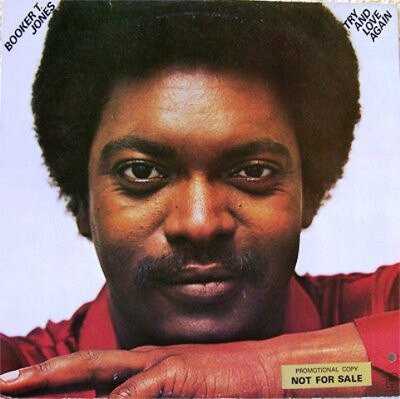 ・アーティスト Booker T. Jones ・タイトル Try And Love Again ・レーベル・型番 A&M SP4720 ・フォーマット LPレコード ・コンディション(盤) 良い (VG+) ・コンディション(ジャケット) 良い (VG+) ・コンディション(帯) オビなし ・特記事項 サンプル画像です。実際の商品の画像ではありません 商品写真はバーコード/カタログ番号に対応したサンプル画像ですので、お送りする商品の画像ではありません。帯やライナーなどの付属品は、特記事項に記載されている場合のみ含まれます。プロモやカラーレコードなどの仕様についても、該当する場合のみ特記事項に記載しています。 【ご購入前に必ずご確認ください】 ・本店サイト(www.recordcity.jp)とは価格、送料が違います ・本店サイト、その他支店のオーダーとは同梱発送できません ・注文確定後に別の注文を頂いた場合、注文同士の同梱は致しかねます。 ・別倉庫から発送しているため、店頭受け渡しは対応しておりません ・一部商品は他の通販サイトでも販売しているため、ご注文のタイミングによっては商品のご用意ができない場合がございます。 ・土日祝日はお休みです 金曜・祝前日9時以降のご連絡またはご入金は、返答または発送が週明け・祝日明けに順次対応となります。 ・ご購入後のキャンセル不可 ご購入後のキャンセルはいかなる理由においてもお受けできません。ご了承の上、ご購入くださいませ。 ・日本郵便(ゆうパック/ゆうメール)によるお届けになります。 ・中古品であることをご理解ください 当ストアでは中古商品を主に販売しております。中古品であることをご理解の上ご購入ください。また、一部商品はRecordCityオンラインストアで試聴可能です。 ・返品について お客様のご都合による返品は一切承っておりません。 表記の内容と実際の商品に相違がある場合、また針飛び等で返品・返金をご希望される場合は、商品の到着後1週間以内にご連絡ください。商品の返送をこちらで確認後、キャンセル・返金を行います。 コンディションVG以下の商品は返品できません。プレイに影響のない表面のこすれ傷、プレス起因のノイズ盤は返品の対象外です。 【コンディション表記】 ・ほぼ新品(M-)(Like New) 完全な新品。未使用。当店ではほぼ使用しません ・非常に良い(EX)(Excellent) 中古盤として美品な状態。わずかな経年を感じるものの傷みを感じさせない、当店基準で最高の状態 ・良い(VG+)(Very Good Plus) 丁寧に扱われた中古品で、軽い使用感がみられる。 ・可(VG)(Acceptable) 使い込まれた中古品で、「良い」よりもさらに使用感がみられる。 ・悪い(VG-)(Bad) 状態が悪いアイテム。使用の保障はなく、再生不可、針飛び、目立つノイズがあるかもしれない。状態によるクレーム不可。返品不可。 ・非常に悪い(G)(Very Bad) 「悪い」よりさらに状態が悪いアイテム。使用の保障はなく、再生不可、針飛び、目立つノイズがあるかもしれない。状態によるクレーム不可。返品不可。 ・ジャンク(Fair)(Junk/Fair) 割れている、反っている、水ダメージがある、カビ、ジャケットが分離している、ひどい書き込み、ひどい擦れなど最低の状態。使用の保障はなく、再生不可、針飛び、目立つノイズがあるかもしれない。状態によるクレーム不可。返品不可。 ・ジャンク(Poor)(Junk/Poor) 割れている、反っている、水ダメージがある、カビ、ジャケットが分離している、ひどい書き込み、ひどい擦れなど最低の状態。使用の保障はなく、再生不可、針飛び、目立つノイズがあるかもしれない。状態によるクレーム不可。返品不可。