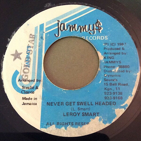 ・アーティスト Leroy Smart ・タイトル Never Get Swell Headed ・レーベル・型番 Jammy's Records NONE ・フォーマット 7インチレコード ・コンディション(盤) 良い (VG+) ・コンディション(ジャケット) ・コンディション(帯) オビなし ・特記事項 【レーベルに書き込み】 サンプル画像です。実際の商品の画像ではありません 商品写真はバーコード/カタログ番号に対応したサンプル画像ですので、お送りする商品の画像ではありません。帯やライナーなどの付属品は、特記事項に記載されている場合のみ含まれます。プロモやカラーレコードなどの仕様についても、該当する場合のみ特記事項に記載しています。 【ご購入前に必ずご確認ください】 ・本店サイト(www.recordcity.jp)とは価格、送料が違います ・本店サイト、その他支店のオーダーとは同梱発送できません ・注文確定後に別の注文を頂いた場合、注文同士の同梱は致しかねます。 ・別倉庫から発送しているため、店頭受け渡しは対応しておりません ・一部商品は他の通販サイトでも販売しているため、ご注文のタイミングによっては商品のご用意ができない場合がございます。 ・土日祝日はお休みです 金曜・祝前日9時以降のご連絡またはご入金は、返答または発送が週明け・祝日明けに順次対応となります。 ・ご購入後のキャンセル不可 ご購入後のキャンセルはいかなる理由においてもお受けできません。ご了承の上、ご購入くださいませ。 ・日本郵便(ゆうパック/ゆうメール)によるお届けになります。 ・中古品であることをご理解ください 当ストアでは中古商品を主に販売しております。中古品であることをご理解の上ご購入ください。また、一部商品はRecordCityオンラインストアで試聴可能です。 ・返品について お客様のご都合による返品は一切承っておりません。 表記の内容と実際の商品に相違がある場合、また針飛び等で返品・返金をご希望される場合は、商品の到着後1週間以内にご連絡ください。商品の返送をこちらで確認後、キャンセル・返金を行います。 コンディションVG以下の商品は返品できません。プレイに影響のない表面のこすれ傷、プレス起因のノイズ盤は返品の対象外です。 【コンディション表記】 ・ほぼ新品(M-)(Like New) 完全な新品。未使用。当店ではほぼ使用しません ・非常に良い(EX)(Excellent) 中古盤として美品な状態。わずかな経年を感じるものの傷みを感じさせない、当店基準で最高の状態 ・良い(VG+)(Very Good Plus) 丁寧に扱われた中古品で、軽い使用感がみられる。 ・可(VG)(Acceptable) 使い込まれた中古品で、「良い」よりもさらに使用感がみられる。 ・悪い(VG-)(Bad) 状態が悪いアイテム。使用の保障はなく、再生不可、針飛び、目立つノイズがあるかもしれない。状態によるクレーム不可。返品不可。 ・非常に悪い(G)(Very Bad) 「悪い」よりさらに状態が悪いアイテム。使用の保障はなく、再生不可、針飛び、目立つノイズがあるかもしれない。状態によるクレーム不可。返品不可。 ・ジャンク(Fair)(Junk/Fair) 割れている、反っている、水ダメージがある、カビ、ジャケットが分離している、ひどい書き込み、ひどい擦れなど最低の状態。使用の保障はなく、再生不可、針飛び、目立つノイズがあるかもしれない。状態によるクレーム不可。返品不可。 ・ジャンク(Poor)(Junk/Poor) 割れている、反っている、水ダメージがある、カビ、ジャケットが分離している、ひどい書き込み、ひどい擦れなど最低の状態。使用の保障はなく、再生不可、針飛び、目立つノイズがあるかもしれない。状態によるクレーム不可。返品不可。