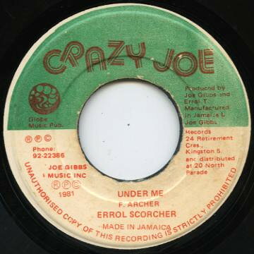 ・アーティスト Errol Scorcher ・タイトル Under Me ・レーベル・型番 Crazy Joe NONE ・フォーマット 7インチレコード ・コンディション(盤) 良い (VG+) ・コンディション(ジャケット) ・コンディション(帯) オビなし ・特記事項 【盤に目立った跡】 サンプル画像です。実際の商品の画像ではありません 商品写真はバーコード/カタログ番号に対応したサンプル画像ですので、お送りする商品の画像ではありません。帯やライナーなどの付属品は、特記事項に記載されている場合のみ含まれます。プロモやカラーレコードなどの仕様についても、該当する場合のみ特記事項に記載しています。 【ご購入前に必ずご確認ください】 ・本店サイト(www.recordcity.jp)とは価格、送料が違います ・本店サイト、その他支店のオーダーとは同梱発送できません ・注文確定後に別の注文を頂いた場合、注文同士の同梱は致しかねます。 ・別倉庫から発送しているため、店頭受け渡しは対応しておりません ・一部商品は他の通販サイトでも販売しているため、ご注文のタイミングによっては商品のご用意ができない場合がございます。 ・土日祝日はお休みです 金曜・祝前日9時以降のご連絡またはご入金は、返答または発送が週明け・祝日明けに順次対応となります。 ・ご購入後のキャンセル不可 ご購入後のキャンセルはいかなる理由においてもお受けできません。ご了承の上、ご購入くださいませ。 ・日本郵便(ゆうパック/ゆうメール)によるお届けになります。 ・中古品であることをご理解ください 当ストアでは中古商品を主に販売しております。中古品であることをご理解の上ご購入ください。また、一部商品はRecordCityオンラインストアで試聴可能です。 ・返品について お客様のご都合による返品は一切承っておりません。 表記の内容と実際の商品に相違がある場合、また針飛び等で返品・返金をご希望される場合は、商品の到着後1週間以内にご連絡ください。商品の返送をこちらで確認後、キャンセル・返金を行います。 コンディションVG以下の商品は返品できません。プレイに影響のない表面のこすれ傷、プレス起因のノイズ盤は返品の対象外です。 【コンディション表記】 ・ほぼ新品(M-)(Like New) 完全な新品。未使用。当店ではほぼ使用しません ・非常に良い(EX)(Excellent) 中古盤として美品な状態。わずかな経年を感じるものの傷みを感じさせない、当店基準で最高の状態 ・良い(VG+)(Very Good Plus) 丁寧に扱われた中古品で、軽い使用感がみられる。 ・可(VG)(Acceptable) 使い込まれた中古品で、「良い」よりもさらに使用感がみられる。 ・悪い(VG-)(Bad) 状態が悪いアイテム。使用の保障はなく、再生不可、針飛び、目立つノイズがあるかもしれない。状態によるクレーム不可。返品不可。 ・非常に悪い(G)(Very Bad) 「悪い」よりさらに状態が悪いアイテム。使用の保障はなく、再生不可、針飛び、目立つノイズがあるかもしれない。状態によるクレーム不可。返品不可。 ・ジャンク(Fair)(Junk/Fair) 割れている、反っている、水ダメージがある、カビ、ジャケットが分離している、ひどい書き込み、ひどい擦れなど最低の状態。使用の保障はなく、再生不可、針飛び、目立つノイズがあるかもしれない。状態によるクレーム不可。返品不可。 ・ジャンク(Poor)(Junk/Poor) 割れている、反っている、水ダメージがある、カビ、ジャケットが分離している、ひどい書き込み、ひどい擦れなど最低の状態。使用の保障はなく、再生不可、針飛び、目立つノイズがあるかもしれない。状態によるクレーム不可。返品不可。