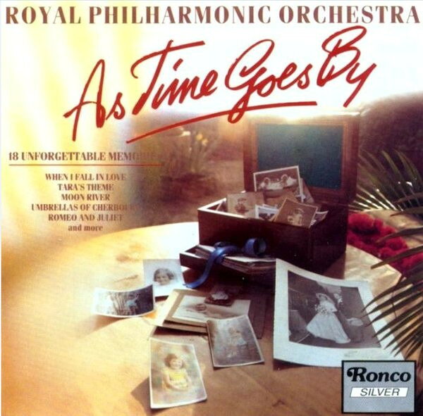 ・アーティスト Royal Philharmonic Orchestra ・タイトル As Time Goes By ・レーベル・型番 RONCO CDSR006 ・フォーマット CD ・コンディション(盤) 可 (VG) ・コンディション(ジャケット) ・コンディション(帯) オビなし ・特記事項 【盤汚れ】【盤に目立ったキズ】【背焼け】 サンプル画像です。実際の商品の画像ではありません 商品写真はバーコード/カタログ番号に対応したサンプル画像ですので、お送りする商品の画像ではありません。帯やライナーなどの付属品は、特記事項に記載されている場合のみ含まれます。プロモやカラーレコードなどの仕様についても、該当する場合のみ特記事項に記載しています。 【ご購入前に必ずご確認ください】 ・本店サイト(www.recordcity.jp)とは価格、送料が違います ・本店サイト、その他支店のオーダーとは同梱発送できません ・注文確定後に別の注文を頂いた場合、注文同士の同梱は致しかねます。 ・別倉庫から発送しているため、店頭受け渡しは対応しておりません ・一部商品は他の通販サイトでも販売しているため、ご注文のタイミングによっては商品のご用意ができない場合がございます。 ・土日祝日はお休みです 金曜・祝前日9時以降のご連絡またはご入金は、返答または発送が週明け・祝日明けに順次対応となります。 ・ご購入後のキャンセル不可 ご購入後のキャンセルはいかなる理由においてもお受けできません。ご了承の上、ご購入くださいませ。 ・日本郵便(ゆうパック/ゆうメール)によるお届けになります。 ・中古品であることをご理解ください 当ストアでは中古商品を主に販売しております。中古品であることをご理解の上ご購入ください。また、一部商品はRecordCityオンラインストアで試聴可能です。 ・返品について お客様のご都合による返品は一切承っておりません。 表記の内容と実際の商品に相違がある場合、また針飛び等で返品・返金をご希望される場合は、商品の到着後1週間以内にご連絡ください。商品の返送をこちらで確認後、キャンセル・返金を行います。 コンディションVG以下の商品は返品できません。プレイに影響のない表面のこすれ傷、プレス起因のノイズ盤は返品の対象外です。 【コンディション表記】 ・ほぼ新品(M-)(Like New) 完全な新品。未使用。当店ではほぼ使用しません ・非常に良い(EX)(Excellent) 中古盤として美品な状態。わずかな経年を感じるものの傷みを感じさせない、当店基準で最高の状態 ・良い(VG+)(Very Good Plus) 丁寧に扱われた中古品で、軽い使用感がみられる。 ・可(VG)(Acceptable) 使い込まれた中古品で、「良い」よりもさらに使用感がみられる。 ・悪い(VG-)(Bad) 状態が悪いアイテム。使用の保障はなく、再生不可、針飛び、目立つノイズがあるかもしれない。状態によるクレーム不可。返品不可。 ・非常に悪い(G)(Very Bad) 「悪い」よりさらに状態が悪いアイテム。使用の保障はなく、再生不可、針飛び、目立つノイズがあるかもしれない。状態によるクレーム不可。返品不可。 ・ジャンク(Fair)(Junk/Fair) 割れている、反っている、水ダメージがある、カビ、ジャケットが分離している、ひどい書き込み、ひどい擦れなど最低の状態。使用の保障はなく、再生不可、針飛び、目立つノイズがあるかもしれない。状態によるクレーム不可。返品不可。 ・ジャンク(Poor)(Junk/Poor) 割れている、反っている、水ダメージがある、カビ、ジャケットが分離している、ひどい書き込み、ひどい擦れなど最低の状態。使用の保障はなく、再生不可、針飛び、目立つノイズがあるかもしれない。状態によるクレーム不可。返品不可。