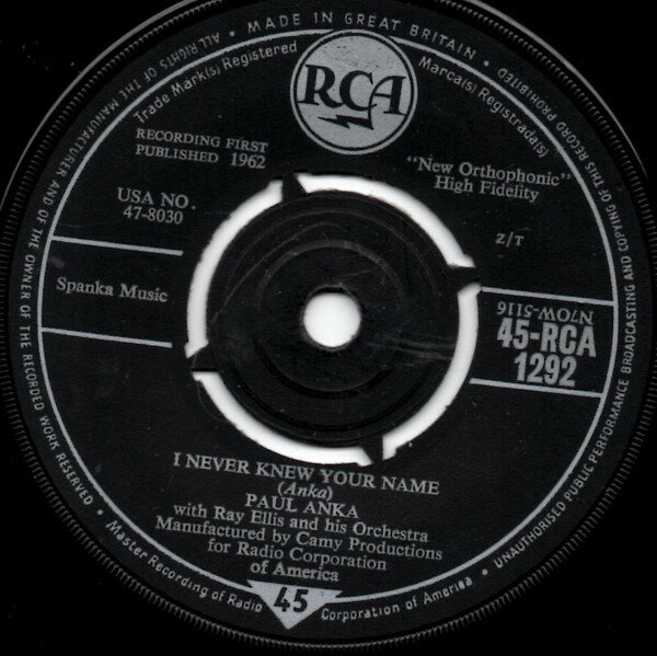 ・アーティスト Paul Anka ・タイトル I Never Knew Your Name / A Steel Guitar And A Glass Of Wine ・レーベル・型番 RCA 45RCA1292 ・フォーマット 7インチレコード ・コンディション(盤) 良い (VG+) ・コンディション(ジャケット) プレインカバー（元ジャケット／カバー無し） ・コンディション(帯) オビなし ・特記事項 【盤に浅い跡】 サンプル画像です。実際の商品の画像ではありません 商品写真はバーコード/カタログ番号に対応したサンプル画像ですので、お送りする商品の画像ではありません。帯やライナーなどの付属品は、特記事項に記載されている場合のみ含まれます。プロモやカラーレコードなどの仕様についても、該当する場合のみ特記事項に記載しています。 【ご購入前に必ずご確認ください】 ・本店サイト(www.recordcity.jp)とは価格、送料が違います ・本店サイト、その他支店のオーダーとは同梱発送できません ・注文確定後に別の注文を頂いた場合、注文同士の同梱は致しかねます。 ・別倉庫から発送しているため、店頭受け渡しは対応しておりません ・一部商品は他の通販サイトでも販売しているため、ご注文のタイミングによっては商品のご用意ができない場合がございます。 ・土日祝日はお休みです 金曜・祝前日9時以降のご連絡またはご入金は、返答または発送が週明け・祝日明けに順次対応となります。 ・ご購入後のキャンセル不可 ご購入後のキャンセルはいかなる理由においてもお受けできません。ご了承の上、ご購入くださいませ。 ・日本郵便(ゆうパック/ゆうメール)によるお届けになります。 ・中古品であることをご理解ください 当ストアでは中古商品を主に販売しております。中古品であることをご理解の上ご購入ください。また、一部商品はRecordCityオンラインストアで試聴可能です。 ・返品について お客様のご都合による返品は一切承っておりません。 表記の内容と実際の商品に相違がある場合、また針飛び等で返品・返金をご希望される場合は、商品の到着後1週間以内にご連絡ください。商品の返送をこちらで確認後、キャンセル・返金を行います。 コンディションVG以下の商品は返品できません。プレイに影響のない表面のこすれ傷、プレス起因のノイズ盤は返品の対象外です。 【コンディション表記】 ・ほぼ新品(M-)(Like New) 完全な新品。未使用。当店ではほぼ使用しません ・非常に良い(EX)(Excellent) 中古盤として美品な状態。わずかな経年を感じるものの傷みを感じさせない、当店基準で最高の状態 ・良い(VG+)(Very Good Plus) 丁寧に扱われた中古品で、軽い使用感がみられる。 ・可(VG)(Acceptable) 使い込まれた中古品で、「良い」よりもさらに使用感がみられる。 ・悪い(VG-)(Bad) 状態が悪いアイテム。使用の保障はなく、再生不可、針飛び、目立つノイズがあるかもしれない。状態によるクレーム不可。返品不可。 ・非常に悪い(G)(Very Bad) 「悪い」よりさらに状態が悪いアイテム。使用の保障はなく、再生不可、針飛び、目立つノイズがあるかもしれない。状態によるクレーム不可。返品不可。 ・ジャンク(Fair)(Junk/Fair) 割れている、反っている、水ダメージがある、カビ、ジャケットが分離している、ひどい書き込み、ひどい擦れなど最低の状態。使用の保障はなく、再生不可、針飛び、目立つノイズがあるかもしれない。状態によるクレーム不可。返品不可。 ・ジャンク(Poor)(Junk/Poor) 割れている、反っている、水ダメージがある、カビ、ジャケットが分離している、ひどい書き込み、ひどい擦れなど最低の状態。使用の保障はなく、再生不可、針飛び、目立つノイズがあるかもしれない。状態によるクレーム不可。返品不可。