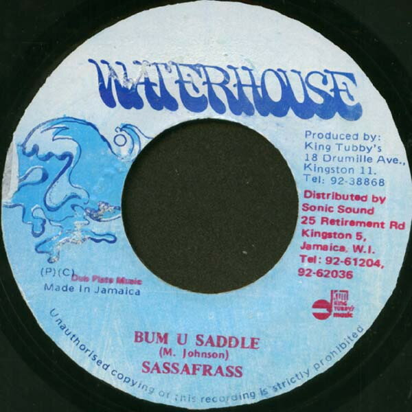 ・アーティスト Sassafrass ・タイトル Bum U Saddle ・レーベル・型番 Waterhouse NONE ・フォーマット 7インチレコード ・コンディション(盤) 良い (VG+) ・コンディション(ジャケット) ・コンディション(帯) オビなし ・特記事項 サンプル画像です。実際の商品の画像ではありません 商品写真はバーコード/カタログ番号に対応したサンプル画像ですので、お送りする商品の画像ではありません。帯やライナーなどの付属品は、特記事項に記載されている場合のみ含まれます。プロモやカラーレコードなどの仕様についても、該当する場合のみ特記事項に記載しています。 【ご購入前に必ずご確認ください】 ・本店サイト(www.recordcity.jp)とは価格、送料が違います ・本店サイト、その他支店のオーダーとは同梱発送できません ・注文確定後に別の注文を頂いた場合、注文同士の同梱は致しかねます。 ・別倉庫から発送しているため、店頭受け渡しは対応しておりません ・一部商品は他の通販サイトでも販売しているため、ご注文のタイミングによっては商品のご用意ができない場合がございます。 ・土日祝日はお休みです 金曜・祝前日9時以降のご連絡またはご入金は、返答または発送が週明け・祝日明けに順次対応となります。 ・ご購入後のキャンセル不可 ご購入後のキャンセルはいかなる理由においてもお受けできません。ご了承の上、ご購入くださいませ。 ・日本郵便(ゆうパック/ゆうメール)によるお届けになります。 ・中古品であることをご理解ください 当ストアでは中古商品を主に販売しております。中古品であることをご理解の上ご購入ください。また、一部商品はRecordCityオンラインストアで試聴可能です。 ・返品について お客様のご都合による返品は一切承っておりません。 表記の内容と実際の商品に相違がある場合、また針飛び等で返品・返金をご希望される場合は、商品の到着後1週間以内にご連絡ください。商品の返送をこちらで確認後、キャンセル・返金を行います。 コンディションVG以下の商品は返品できません。プレイに影響のない表面のこすれ傷、プレス起因のノイズ盤は返品の対象外です。 【コンディション表記】 ・ほぼ新品(M-)(Like New) 完全な新品。未使用。当店ではほぼ使用しません ・非常に良い(EX)(Excellent) 中古盤として美品な状態。わずかな経年を感じるものの傷みを感じさせない、当店基準で最高の状態 ・良い(VG+)(Very Good Plus) 丁寧に扱われた中古品で、軽い使用感がみられる。 ・可(VG)(Acceptable) 使い込まれた中古品で、「良い」よりもさらに使用感がみられる。 ・悪い(VG-)(Bad) 状態が悪いアイテム。使用の保障はなく、再生不可、針飛び、目立つノイズがあるかもしれない。状態によるクレーム不可。返品不可。 ・非常に悪い(G)(Very Bad) 「悪い」よりさらに状態が悪いアイテム。使用の保障はなく、再生不可、針飛び、目立つノイズがあるかもしれない。状態によるクレーム不可。返品不可。 ・ジャンク(Fair)(Junk/Fair) 割れている、反っている、水ダメージがある、カビ、ジャケットが分離している、ひどい書き込み、ひどい擦れなど最低の状態。使用の保障はなく、再生不可、針飛び、目立つノイズがあるかもしれない。状態によるクレーム不可。返品不可。 ・ジャンク(Poor)(Junk/Poor) 割れている、反っている、水ダメージがある、カビ、ジャケットが分離している、ひどい書き込み、ひどい擦れなど最低の状態。使用の保障はなく、再生不可、針飛び、目立つノイズがあるかもしれない。状態によるクレーム不可。返品不可。