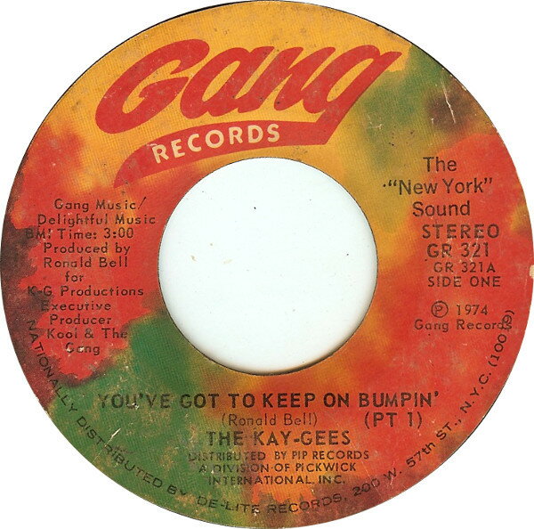 ・アーティスト Kay-Gees ・タイトル You've Got To Keep On Bumpin' ・レーベル・型番 Gang Records GR321 ・フォーマット 7インチレコード ・コンディション(盤) 良い (VG+) ・コンディション(ジャケット) プレインカバー（元ジャケット／カバー無し） ・コンディション(帯) オビなし ・特記事項 【盤に目立った跡】 サンプル画像です。実際の商品の画像ではありません 商品写真はバーコード/カタログ番号に対応したサンプル画像ですので、お送りする商品の画像ではありません。帯やライナーなどの付属品は、特記事項に記載されている場合のみ含まれます。プロモやカラーレコードなどの仕様についても、該当する場合のみ特記事項に記載しています。 【ご購入前に必ずご確認ください】 ・本店サイト(www.recordcity.jp)とは価格、送料が違います ・本店サイト、その他支店のオーダーとは同梱発送できません ・注文確定後に別の注文を頂いた場合、注文同士の同梱は致しかねます。 ・別倉庫から発送しているため、店頭受け渡しは対応しておりません ・一部商品は他の通販サイトでも販売しているため、ご注文のタイミングによっては商品のご用意ができない場合がございます。 ・土日祝日はお休みです 金曜・祝前日9時以降のご連絡またはご入金は、返答または発送が週明け・祝日明けに順次対応となります。 ・ご購入後のキャンセル不可 ご購入後のキャンセルはいかなる理由においてもお受けできません。ご了承の上、ご購入くださいませ。 ・日本郵便(ゆうパック/ゆうメール)によるお届けになります。 ・中古品であることをご理解ください 当ストアでは中古商品を主に販売しております。中古品であることをご理解の上ご購入ください。また、一部商品はRecordCityオンラインストアで試聴可能です。 ・返品について お客様のご都合による返品は一切承っておりません。 表記の内容と実際の商品に相違がある場合、また針飛び等で返品・返金をご希望される場合は、商品の到着後1週間以内にご連絡ください。商品の返送をこちらで確認後、キャンセル・返金を行います。 コンディションVG以下の商品は返品できません。プレイに影響のない表面のこすれ傷、プレス起因のノイズ盤は返品の対象外です。 【コンディション表記】 ・ほぼ新品(M-)(Like New) 完全な新品。未使用。当店ではほぼ使用しません ・非常に良い(EX)(Excellent) 中古盤として美品な状態。わずかな経年を感じるものの傷みを感じさせない、当店基準で最高の状態 ・良い(VG+)(Very Good Plus) 丁寧に扱われた中古品で、軽い使用感がみられる。 ・可(VG)(Acceptable) 使い込まれた中古品で、「良い」よりもさらに使用感がみられる。 ・悪い(VG-)(Bad) 状態が悪いアイテム。使用の保障はなく、再生不可、針飛び、目立つノイズがあるかもしれない。状態によるクレーム不可。返品不可。 ・非常に悪い(G)(Very Bad) 「悪い」よりさらに状態が悪いアイテム。使用の保障はなく、再生不可、針飛び、目立つノイズがあるかもしれない。状態によるクレーム不可。返品不可。 ・ジャンク(Fair)(Junk/Fair) 割れている、反っている、水ダメージがある、カビ、ジャケットが分離している、ひどい書き込み、ひどい擦れなど最低の状態。使用の保障はなく、再生不可、針飛び、目立つノイズがあるかもしれない。状態によるクレーム不可。返品不可。 ・ジャンク(Poor)(Junk/Poor) 割れている、反っている、水ダメージがある、カビ、ジャケットが分離している、ひどい書き込み、ひどい擦れなど最低の状態。使用の保障はなく、再生不可、針飛び、目立つノイズがあるかもしれない。状態によるクレーム不可。返品不可。