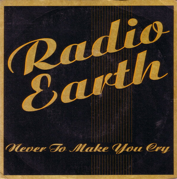 ・アーティスト Radio Earth ・タイトル Never To Make You Cry ・レーベル・型番 WEA YZ146 ・フォーマット 7インチレコード ・コンディション(盤) 良い (VG+) ・コンディション(ジャケット) 良い (VG+) ・コンディション(帯) オビなし ・特記事項 【カバーに反り】【盤に浅い跡】 サンプル画像です。実際の商品の画像ではありません 商品写真はバーコード/カタログ番号に対応したサンプル画像ですので、お送りする商品の画像ではありません。帯やライナーなどの付属品は、特記事項に記載されている場合のみ含まれます。プロモやカラーレコードなどの仕様についても、該当する場合のみ特記事項に記載しています。 【ご購入前に必ずご確認ください】 ・本店サイト(www.recordcity.jp)とは価格、送料が違います ・本店サイト、その他支店のオーダーとは同梱発送できません ・注文確定後に別の注文を頂いた場合、注文同士の同梱は致しかねます。 ・別倉庫から発送しているため、店頭受け渡しは対応しておりません ・一部商品は他の通販サイトでも販売しているため、ご注文のタイミングによっては商品のご用意ができない場合がございます。 ・土日祝日はお休みです 金曜・祝前日9時以降のご連絡またはご入金は、返答または発送が週明け・祝日明けに順次対応となります。 ・ご購入後のキャンセル不可 ご購入後のキャンセルはいかなる理由においてもお受けできません。ご了承の上、ご購入くださいませ。 ・日本郵便(ゆうパック/ゆうメール)によるお届けになります。 ・中古品であることをご理解ください 当ストアでは中古商品を主に販売しております。中古品であることをご理解の上ご購入ください。また、一部商品はRecordCityオンラインストアで試聴可能です。 ・返品について お客様のご都合による返品は一切承っておりません。 表記の内容と実際の商品に相違がある場合、また針飛び等で返品・返金をご希望される場合は、商品の到着後1週間以内にご連絡ください。商品の返送をこちらで確認後、キャンセル・返金を行います。 コンディションVG以下の商品は返品できません。プレイに影響のない表面のこすれ傷、プレス起因のノイズ盤は返品の対象外です。 【コンディション表記】 ・ほぼ新品(M-)(Like New) 完全な新品。未使用。当店ではほぼ使用しません ・非常に良い(EX)(Excellent) 中古盤として美品な状態。わずかな経年を感じるものの傷みを感じさせない、当店基準で最高の状態 ・良い(VG+)(Very Good Plus) 丁寧に扱われた中古品で、軽い使用感がみられる。 ・可(VG)(Acceptable) 使い込まれた中古品で、「良い」よりもさらに使用感がみられる。 ・悪い(VG-)(Bad) 状態が悪いアイテム。使用の保障はなく、再生不可、針飛び、目立つノイズがあるかもしれない。状態によるクレーム不可。返品不可。 ・非常に悪い(G)(Very Bad) 「悪い」よりさらに状態が悪いアイテム。使用の保障はなく、再生不可、針飛び、目立つノイズがあるかもしれない。状態によるクレーム不可。返品不可。 ・ジャンク(Fair)(Junk/Fair) 割れている、反っている、水ダメージがある、カビ、ジャケットが分離している、ひどい書き込み、ひどい擦れなど最低の状態。使用の保障はなく、再生不可、針飛び、目立つノイズがあるかもしれない。状態によるクレーム不可。返品不可。 ・ジャンク(Poor)(Junk/Poor) 割れている、反っている、水ダメージがある、カビ、ジャケットが分離している、ひどい書き込み、ひどい擦れなど最低の状態。使用の保障はなく、再生不可、針飛び、目立つノイズがあるかもしれない。状態によるクレーム不可。返品不可。