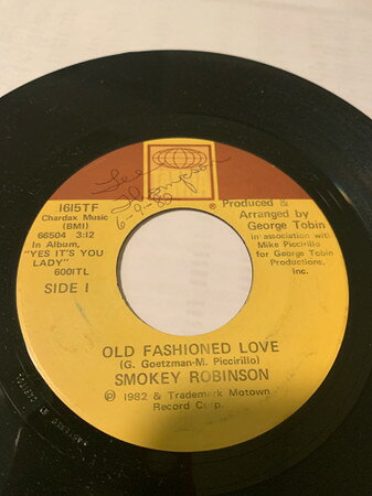 ・アーティスト Smokey Robinson ・タイトル Old Fashioned Love / Destiny ・レーベル・型番 TAMLA 1615TF ・フォーマット 7インチレコード ・コンディション(盤) 良い (VG+) ・コンディション(ジャケット) プレインカバー（元ジャケット／カバー無し） ・コンディション(帯) オビなし ・特記事項 【盤に薄い跡】 サンプル画像です。実際の商品の画像ではありません 商品写真はバーコード/カタログ番号に対応したサンプル画像ですので、お送りする商品の画像ではありません。帯やライナーなどの付属品は、特記事項に記載されている場合のみ含まれます。プロモやカラーレコードなどの仕様についても、該当する場合のみ特記事項に記載しています。 【ご購入前に必ずご確認ください】 ・本店サイト(www.recordcity.jp)とは価格、送料が違います ・本店サイト、その他支店のオーダーとは同梱発送できません ・注文確定後に別の注文を頂いた場合、注文同士の同梱は致しかねます。 ・別倉庫から発送しているため、店頭受け渡しは対応しておりません ・一部商品は他の通販サイトでも販売しているため、ご注文のタイミングによっては商品のご用意ができない場合がございます。 ・土日祝日はお休みです 金曜・祝前日9時以降のご連絡またはご入金は、返答または発送が週明け・祝日明けに順次対応となります。 ・ご購入後のキャンセル不可 ご購入後のキャンセルはいかなる理由においてもお受けできません。ご了承の上、ご購入くださいませ。 ・日本郵便(ゆうパック/ゆうメール)によるお届けになります。 ・中古品であることをご理解ください 当ストアでは中古商品を主に販売しております。中古品であることをご理解の上ご購入ください。また、一部商品はRecordCityオンラインストアで試聴可能です。 ・返品について お客様のご都合による返品は一切承っておりません。 表記の内容と実際の商品に相違がある場合、また針飛び等で返品・返金をご希望される場合は、商品の到着後1週間以内にご連絡ください。商品の返送をこちらで確認後、キャンセル・返金を行います。 コンディションVG以下の商品は返品できません。プレイに影響のない表面のこすれ傷、プレス起因のノイズ盤は返品の対象外です。 【コンディション表記】 ・ほぼ新品(M-)(Like New) 完全な新品。未使用。当店ではほぼ使用しません ・非常に良い(EX)(Excellent) 中古盤として美品な状態。わずかな経年を感じるものの傷みを感じさせない、当店基準で最高の状態 ・良い(VG+)(Very Good Plus) 丁寧に扱われた中古品で、軽い使用感がみられる。 ・可(VG)(Acceptable) 使い込まれた中古品で、「良い」よりもさらに使用感がみられる。 ・悪い(VG-)(Bad) 状態が悪いアイテム。使用の保障はなく、再生不可、針飛び、目立つノイズがあるかもしれない。状態によるクレーム不可。返品不可。 ・非常に悪い(G)(Very Bad) 「悪い」よりさらに状態が悪いアイテム。使用の保障はなく、再生不可、針飛び、目立つノイズがあるかもしれない。状態によるクレーム不可。返品不可。 ・ジャンク(Fair)(Junk/Fair) 割れている、反っている、水ダメージがある、カビ、ジャケットが分離している、ひどい書き込み、ひどい擦れなど最低の状態。使用の保障はなく、再生不可、針飛び、目立つノイズがあるかもしれない。状態によるクレーム不可。返品不可。 ・ジャンク(Poor)(Junk/Poor) 割れている、反っている、水ダメージがある、カビ、ジャケットが分離している、ひどい書き込み、ひどい擦れなど最低の状態。使用の保障はなく、再生不可、針飛び、目立つノイズがあるかもしれない。状態によるクレーム不可。返品不可。