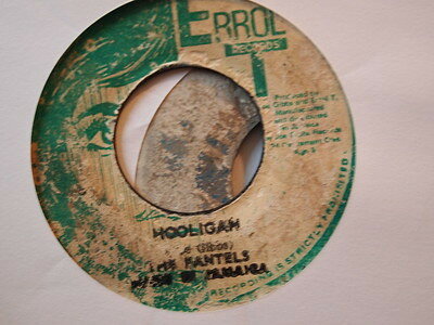 ・アーティスト Fantels ・タイトル Hooligan ・レーベル・型番 Errol T Records NONE ・フォーマット 7インチレコード ・コンディション(盤) 非常に良い(EX) ・コンディション(ジャケット) ・コンディション(帯) オビなし ・特記事項 サンプル画像です。実際の商品の画像ではありません 商品写真はバーコード/カタログ番号に対応したサンプル画像ですので、お送りする商品の画像ではありません。帯やライナーなどの付属品は、特記事項に記載されている場合のみ含まれます。プロモやカラーレコードなどの仕様についても、該当する場合のみ特記事項に記載しています。 【ご購入前に必ずご確認ください】 ・本店サイト(www.recordcity.jp)とは価格、送料が違います ・本店サイト、その他支店のオーダーとは同梱発送できません ・注文確定後に別の注文を頂いた場合、注文同士の同梱は致しかねます。 ・別倉庫から発送しているため、店頭受け渡しは対応しておりません ・一部商品は他の通販サイトでも販売しているため、ご注文のタイミングによっては商品のご用意ができない場合がございます。 ・土日祝日はお休みです 金曜・祝前日9時以降のご連絡またはご入金は、返答または発送が週明け・祝日明けに順次対応となります。 ・ご購入後のキャンセル不可 ご購入後のキャンセルはいかなる理由においてもお受けできません。ご了承の上、ご購入くださいませ。 ・日本郵便(ゆうパック/ゆうメール)によるお届けになります。 ・中古品であることをご理解ください 当ストアでは中古商品を主に販売しております。中古品であることをご理解の上ご購入ください。また、一部商品はRecordCityオンラインストアで試聴可能です。 ・返品について お客様のご都合による返品は一切承っておりません。 表記の内容と実際の商品に相違がある場合、また針飛び等で返品・返金をご希望される場合は、商品の到着後1週間以内にご連絡ください。商品の返送をこちらで確認後、キャンセル・返金を行います。 コンディションVG以下の商品は返品できません。プレイに影響のない表面のこすれ傷、プレス起因のノイズ盤は返品の対象外です。 【コンディション表記】 ・ほぼ新品(M-)(Like New) 完全な新品。未使用。当店ではほぼ使用しません ・非常に良い(EX)(Excellent) 中古盤として美品な状態。わずかな経年を感じるものの傷みを感じさせない、当店基準で最高の状態 ・良い(VG+)(Very Good Plus) 丁寧に扱われた中古品で、軽い使用感がみられる。 ・可(VG)(Acceptable) 使い込まれた中古品で、「良い」よりもさらに使用感がみられる。 ・悪い(VG-)(Bad) 状態が悪いアイテム。使用の保障はなく、再生不可、針飛び、目立つノイズがあるかもしれない。状態によるクレーム不可。返品不可。 ・非常に悪い(G)(Very Bad) 「悪い」よりさらに状態が悪いアイテム。使用の保障はなく、再生不可、針飛び、目立つノイズがあるかもしれない。状態によるクレーム不可。返品不可。 ・ジャンク(Fair)(Junk/Fair) 割れている、反っている、水ダメージがある、カビ、ジャケットが分離している、ひどい書き込み、ひどい擦れなど最低の状態。使用の保障はなく、再生不可、針飛び、目立つノイズがあるかもしれない。状態によるクレーム不可。返品不可。 ・ジャンク(Poor)(Junk/Poor) 割れている、反っている、水ダメージがある、カビ、ジャケットが分離している、ひどい書き込み、ひどい擦れなど最低の状態。使用の保障はなく、再生不可、針飛び、目立つノイズがあるかもしれない。状態によるクレーム不可。返品不可。