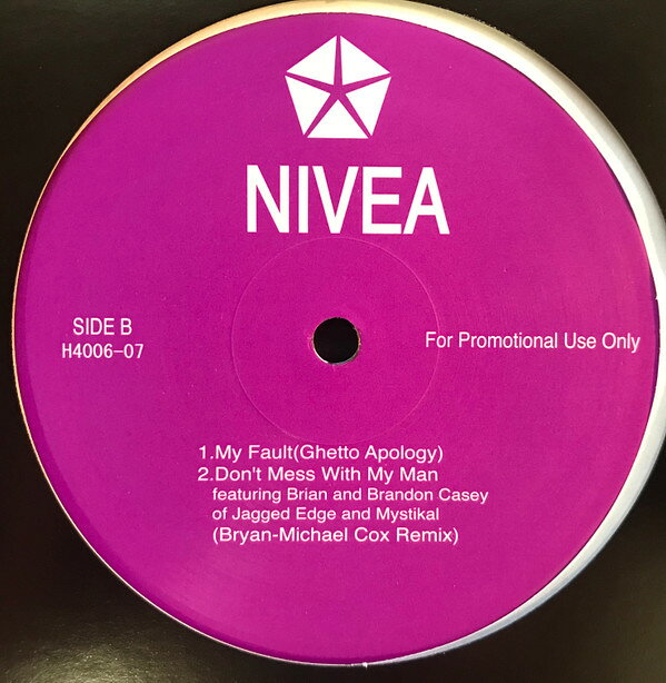 ・アーティスト Nivea ・タイトル Complicated - Album Sampler ・レーベル・型番 Not On Label H400607 ・フォーマット 12インチレコード ・コンディション(盤) 良い (VG+) ・コンディション(ジャケット) プレインカバー（元ジャケット／カバー無し） ・コンディション(帯) オビなし ・特記事項 サンプル画像です。実際の商品の画像ではありません 商品写真はバーコード/カタログ番号に対応したサンプル画像ですので、お送りする商品の画像ではありません。帯やライナーなどの付属品は、特記事項に記載されている場合のみ含まれます。プロモやカラーレコードなどの仕様についても、該当する場合のみ特記事項に記載しています。 【ご購入前に必ずご確認ください】 ・本店サイト(www.recordcity.jp)とは価格、送料が違います ・本店サイト、その他支店のオーダーとは同梱発送できません ・注文確定後に別の注文を頂いた場合、注文同士の同梱は致しかねます。 ・別倉庫から発送しているため、店頭受け渡しは対応しておりません ・一部商品は他の通販サイトでも販売しているため、ご注文のタイミングによっては商品のご用意ができない場合がございます。 ・土日祝日はお休みです 金曜・祝前日9時以降のご連絡またはご入金は、返答または発送が週明け・祝日明けに順次対応となります。 ・ご購入後のキャンセル不可 ご購入後のキャンセルはいかなる理由においてもお受けできません。ご了承の上、ご購入くださいませ。 ・日本郵便(ゆうパック/ゆうメール)によるお届けになります。 ・中古品であることをご理解ください 当ストアでは中古商品を主に販売しております。中古品であることをご理解の上ご購入ください。また、一部商品はRecordCityオンラインストアで試聴可能です。 ・返品について お客様のご都合による返品は一切承っておりません。 表記の内容と実際の商品に相違がある場合、また針飛び等で返品・返金をご希望される場合は、商品の到着後1週間以内にご連絡ください。商品の返送をこちらで確認後、キャンセル・返金を行います。 コンディションVG以下の商品は返品できません。プレイに影響のない表面のこすれ傷、プレス起因のノイズ盤は返品の対象外です。 【コンディション表記】 ・ほぼ新品(M-)(Like New) 完全な新品。未使用。当店ではほぼ使用しません ・非常に良い(EX)(Excellent) 中古盤として美品な状態。わずかな経年を感じるものの傷みを感じさせない、当店基準で最高の状態 ・良い(VG+)(Very Good Plus) 丁寧に扱われた中古品で、軽い使用感がみられる。 ・可(VG)(Acceptable) 使い込まれた中古品で、「良い」よりもさらに使用感がみられる。 ・悪い(VG-)(Bad) 状態が悪いアイテム。使用の保障はなく、再生不可、針飛び、目立つノイズがあるかもしれない。状態によるクレーム不可。返品不可。 ・非常に悪い(G)(Very Bad) 「悪い」よりさらに状態が悪いアイテム。使用の保障はなく、再生不可、針飛び、目立つノイズがあるかもしれない。状態によるクレーム不可。返品不可。 ・ジャンク(Fair)(Junk/Fair) 割れている、反っている、水ダメージがある、カビ、ジャケットが分離している、ひどい書き込み、ひどい擦れなど最低の状態。使用の保障はなく、再生不可、針飛び、目立つノイズがあるかもしれない。状態によるクレーム不可。返品不可。 ・ジャンク(Poor)(Junk/Poor) 割れている、反っている、水ダメージがある、カビ、ジャケットが分離している、ひどい書き込み、ひどい擦れなど最低の状態。使用の保障はなく、再生不可、針飛び、目立つノイズがあるかもしれない。状態によるクレーム不可。返品不可。