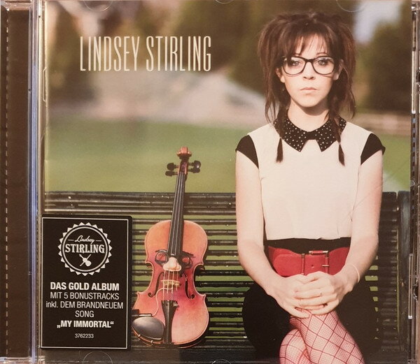 ・アーティスト Lindsey Stirling ・タイトル Lindsey Stirling ・レーベル・型番 We Love Music 0602537622337 ・フォーマット CD ・コンディション(盤) 良い (VG+) ・コンディション(ジャケット) ・コンディション(帯) オビなし ・特記事項 【ケース擦れ】 サンプル画像です。実際の商品の画像ではありません 商品写真はバーコード/カタログ番号に対応したサンプル画像ですので、お送りする商品の画像ではありません。帯やライナーなどの付属品は、特記事項に記載されている場合のみ含まれます。プロモやカラーレコードなどの仕様についても、該当する場合のみ特記事項に記載しています。 【ご購入前に必ずご確認ください】 ・本店サイト(www.recordcity.jp)とは価格、送料が違います ・本店サイト、その他支店のオーダーとは同梱発送できません ・注文確定後に別の注文を頂いた場合、注文同士の同梱は致しかねます。 ・別倉庫から発送しているため、店頭受け渡しは対応しておりません ・一部商品は他の通販サイトでも販売しているため、ご注文のタイミングによっては商品のご用意ができない場合がございます。 ・土日祝日はお休みです 金曜・祝前日9時以降のご連絡またはご入金は、返答または発送が週明け・祝日明けに順次対応となります。 ・ご購入後のキャンセル不可 ご購入後のキャンセルはいかなる理由においてもお受けできません。ご了承の上、ご購入くださいませ。 ・日本郵便(ゆうパック/ゆうメール)によるお届けになります。 ・中古品であることをご理解ください 当ストアでは中古商品を主に販売しております。中古品であることをご理解の上ご購入ください。また、一部商品はRecordCityオンラインストアで試聴可能です。 ・返品について お客様のご都合による返品は一切承っておりません。 表記の内容と実際の商品に相違がある場合、また針飛び等で返品・返金をご希望される場合は、商品の到着後1週間以内にご連絡ください。商品の返送をこちらで確認後、キャンセル・返金を行います。 コンディションVG以下の商品は返品できません。プレイに影響のない表面のこすれ傷、プレス起因のノイズ盤は返品の対象外です。 【コンディション表記】 ・ほぼ新品(M-)(Like New) 完全な新品。未使用。当店ではほぼ使用しません ・非常に良い(EX)(Excellent) 中古盤として美品な状態。わずかな経年を感じるものの傷みを感じさせない、当店基準で最高の状態 ・良い(VG+)(Very Good Plus) 丁寧に扱われた中古品で、軽い使用感がみられる。 ・可(VG)(Acceptable) 使い込まれた中古品で、「良い」よりもさらに使用感がみられる。 ・悪い(VG-)(Bad) 状態が悪いアイテム。使用の保障はなく、再生不可、針飛び、目立つノイズがあるかもしれない。状態によるクレーム不可。返品不可。 ・非常に悪い(G)(Very Bad) 「悪い」よりさらに状態が悪いアイテム。使用の保障はなく、再生不可、針飛び、目立つノイズがあるかもしれない。状態によるクレーム不可。返品不可。 ・ジャンク(Fair)(Junk/Fair) 割れている、反っている、水ダメージがある、カビ、ジャケットが分離している、ひどい書き込み、ひどい擦れなど最低の状態。使用の保障はなく、再生不可、針飛び、目立つノイズがあるかもしれない。状態によるクレーム不可。返品不可。 ・ジャンク(Poor)(Junk/Poor) 割れている、反っている、水ダメージがある、カビ、ジャケットが分離している、ひどい書き込み、ひどい擦れなど最低の状態。使用の保障はなく、再生不可、針飛び、目立つノイズがあるかもしれない。状態によるクレーム不可。返品不可。