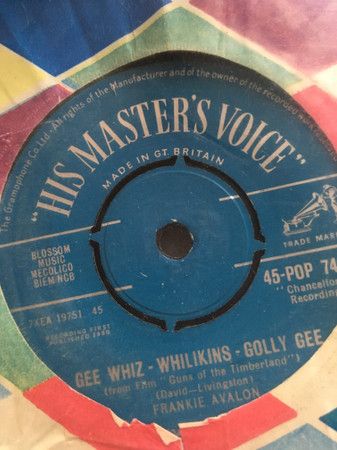 ・アーティスト Frankie Avalon ・タイトル Gee Wiz-Whilikins-Golly Gee ・レーベル・型番 His Master's Voice 45POP742 ・フォーマット 7インチレコード ・コンディション(盤) 良い (VG+) ・コンディション(ジャケット) プレインカバー（元ジャケット／カバー無し） ・コンディション(帯) オビなし ・特記事項 【表カバーに小さな書き込み】【カバー変色】【盤に目立った跡】【Company Sleeve Pushout Centre】 サンプル画像です。実際の商品の画像ではありません 商品写真はバーコード/カタログ番号に対応したサンプル画像ですので、お送りする商品の画像ではありません。帯やライナーなどの付属品は、特記事項に記載されている場合のみ含まれます。プロモやカラーレコードなどの仕様についても、該当する場合のみ特記事項に記載しています。 【ご購入前に必ずご確認ください】 ・本店サイト(www.recordcity.jp)とは価格、送料が違います ・本店サイト、その他支店のオーダーとは同梱発送できません ・注文確定後に別の注文を頂いた場合、注文同士の同梱は致しかねます。 ・別倉庫から発送しているため、店頭受け渡しは対応しておりません ・一部商品は他の通販サイトでも販売しているため、ご注文のタイミングによっては商品のご用意ができない場合がございます。 ・土日祝日はお休みです 金曜・祝前日9時以降のご連絡またはご入金は、返答または発送が週明け・祝日明けに順次対応となります。 ・ご購入後のキャンセル不可 ご購入後のキャンセルはいかなる理由においてもお受けできません。ご了承の上、ご購入くださいませ。 ・日本郵便(ゆうパック/ゆうメール)によるお届けになります。 ・中古品であることをご理解ください 当ストアでは中古商品を主に販売しております。中古品であることをご理解の上ご購入ください。また、一部商品はRecordCityオンラインストアで試聴可能です。 ・返品について お客様のご都合による返品は一切承っておりません。 表記の内容と実際の商品に相違がある場合、また針飛び等で返品・返金をご希望される場合は、商品の到着後1週間以内にご連絡ください。商品の返送をこちらで確認後、キャンセル・返金を行います。 コンディションVG以下の商品は返品できません。プレイに影響のない表面のこすれ傷、プレス起因のノイズ盤は返品の対象外です。 【コンディション表記】 ・ほぼ新品(M-)(Like New) 完全な新品。未使用。当店ではほぼ使用しません ・非常に良い(EX)(Excellent) 中古盤として美品な状態。わずかな経年を感じるものの傷みを感じさせない、当店基準で最高の状態 ・良い(VG+)(Very Good Plus) 丁寧に扱われた中古品で、軽い使用感がみられる。 ・可(VG)(Acceptable) 使い込まれた中古品で、「良い」よりもさらに使用感がみられる。 ・悪い(VG-)(Bad) 状態が悪いアイテム。使用の保障はなく、再生不可、針飛び、目立つノイズがあるかもしれない。状態によるクレーム不可。返品不可。 ・非常に悪い(G)(Very Bad) 「悪い」よりさらに状態が悪いアイテム。使用の保障はなく、再生不可、針飛び、目立つノイズがあるかもしれない。状態によるクレーム不可。返品不可。 ・ジャンク(Fair)(Junk/Fair) 割れている、反っている、水ダメージがある、カビ、ジャケットが分離している、ひどい書き込み、ひどい擦れなど最低の状態。使用の保障はなく、再生不可、針飛び、目立つノイズがあるかもしれない。状態によるクレーム不可。返品不可。 ・ジャンク(Poor)(Junk/Poor) 割れている、反っている、水ダメージがある、カビ、ジャケットが分離している、ひどい書き込み、ひどい擦れなど最低の状態。使用の保障はなく、再生不可、針飛び、目立つノイズがあるかもしれない。状態によるクレーム不可。返品不可。