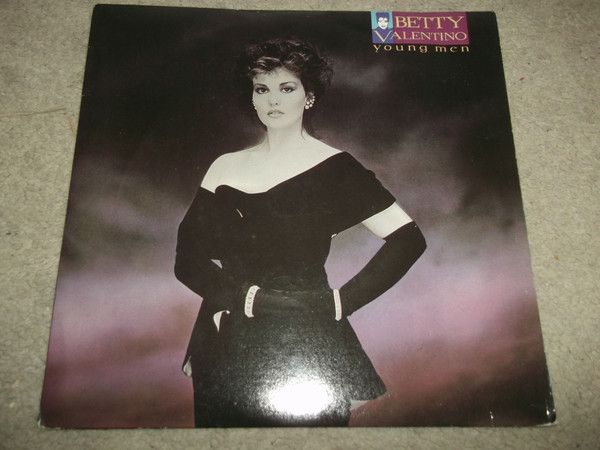 ・アーティスト Betty Valentino ・タイトル Young Men ・レーベル・型番 Dix Records POSP713 ・フォーマット 7インチレコード ・コンディション(盤) 非常に良い(EX) ・コンディション(ジャケット) 良い (VG+) ・コンディション(帯) オビなし ・特記事項 【カバーにリングウェア】 サンプル画像です。実際の商品の画像ではありません 商品写真はバーコード/カタログ番号に対応したサンプル画像ですので、お送りする商品の画像ではありません。帯やライナーなどの付属品は、特記事項に記載されている場合のみ含まれます。プロモやカラーレコードなどの仕様についても、該当する場合のみ特記事項に記載しています。 【ご購入前に必ずご確認ください】 ・本店サイト(www.recordcity.jp)とは価格、送料が違います ・本店サイト、その他支店のオーダーとは同梱発送できません ・注文確定後に別の注文を頂いた場合、注文同士の同梱は致しかねます。 ・別倉庫から発送しているため、店頭受け渡しは対応しておりません ・一部商品は他の通販サイトでも販売しているため、ご注文のタイミングによっては商品のご用意ができない場合がございます。 ・土日祝日はお休みです 金曜・祝前日9時以降のご連絡またはご入金は、返答または発送が週明け・祝日明けに順次対応となります。 ・ご購入後のキャンセル不可 ご購入後のキャンセルはいかなる理由においてもお受けできません。ご了承の上、ご購入くださいませ。 ・日本郵便(ゆうパック/ゆうメール)によるお届けになります。 ・中古品であることをご理解ください 当ストアでは中古商品を主に販売しております。中古品であることをご理解の上ご購入ください。また、一部商品はRecordCityオンラインストアで試聴可能です。 ・返品について お客様のご都合による返品は一切承っておりません。 表記の内容と実際の商品に相違がある場合、また針飛び等で返品・返金をご希望される場合は、商品の到着後1週間以内にご連絡ください。商品の返送をこちらで確認後、キャンセル・返金を行います。 コンディションVG以下の商品は返品できません。プレイに影響のない表面のこすれ傷、プレス起因のノイズ盤は返品の対象外です。 【コンディション表記】 ・ほぼ新品(M-)(Like New) 完全な新品。未使用。当店ではほぼ使用しません ・非常に良い(EX)(Excellent) 中古盤として美品な状態。わずかな経年を感じるものの傷みを感じさせない、当店基準で最高の状態 ・良い(VG+)(Very Good Plus) 丁寧に扱われた中古品で、軽い使用感がみられる。 ・可(VG)(Acceptable) 使い込まれた中古品で、「良い」よりもさらに使用感がみられる。 ・悪い(VG-)(Bad) 状態が悪いアイテム。使用の保障はなく、再生不可、針飛び、目立つノイズがあるかもしれない。状態によるクレーム不可。返品不可。 ・非常に悪い(G)(Very Bad) 「悪い」よりさらに状態が悪いアイテム。使用の保障はなく、再生不可、針飛び、目立つノイズがあるかもしれない。状態によるクレーム不可。返品不可。 ・ジャンク(Fair)(Junk/Fair) 割れている、反っている、水ダメージがある、カビ、ジャケットが分離している、ひどい書き込み、ひどい擦れなど最低の状態。使用の保障はなく、再生不可、針飛び、目立つノイズがあるかもしれない。状態によるクレーム不可。返品不可。 ・ジャンク(Poor)(Junk/Poor) 割れている、反っている、水ダメージがある、カビ、ジャケットが分離している、ひどい書き込み、ひどい擦れなど最低の状態。使用の保障はなく、再生不可、針飛び、目立つノイズがあるかもしれない。状態によるクレーム不可。返品不可。