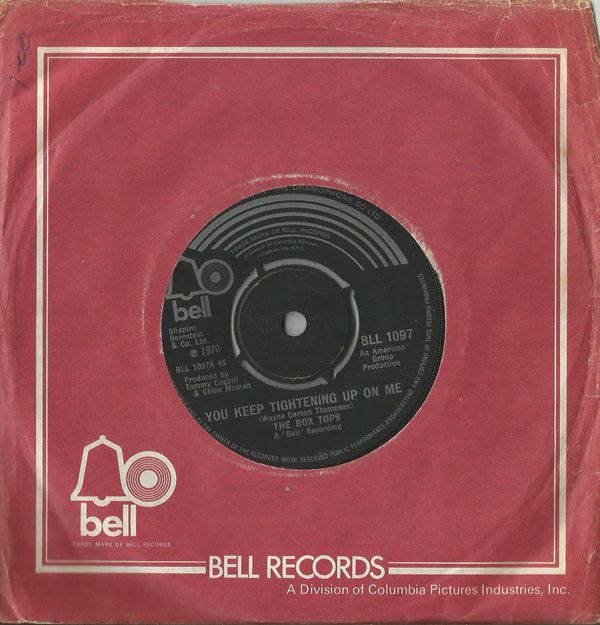 ・アーティスト Box Tops ・タイトル You Keep Tightening Up On Me ・レーベル・型番 Bell Records BLL1097 ・フォーマット 7インチレコード ・コンディション(盤) 良い (VG+) ・コンディション(ジャケット) プレインカバー（元ジャケット／カバー無し） ・コンディション(帯) オビなし ・特記事項 【company sleeve】 サンプル画像です。実際の商品の画像ではありません 商品写真はバーコード/カタログ番号に対応したサンプル画像ですので、お送りする商品の画像ではありません。帯やライナーなどの付属品は、特記事項に記載されている場合のみ含まれます。プロモやカラーレコードなどの仕様についても、該当する場合のみ特記事項に記載しています。 【ご購入前に必ずご確認ください】 ・本店サイト(www.recordcity.jp)とは価格、送料が違います ・本店サイト、その他支店のオーダーとは同梱発送できません ・注文確定後に別の注文を頂いた場合、注文同士の同梱は致しかねます。 ・別倉庫から発送しているため、店頭受け渡しは対応しておりません ・一部商品は他の通販サイトでも販売しているため、ご注文のタイミングによっては商品のご用意ができない場合がございます。 ・土日祝日はお休みです 金曜・祝前日9時以降のご連絡またはご入金は、返答または発送が週明け・祝日明けに順次対応となります。 ・ご購入後のキャンセル不可 ご購入後のキャンセルはいかなる理由においてもお受けできません。ご了承の上、ご購入くださいませ。 ・日本郵便(ゆうパック/ゆうメール)によるお届けになります。 ・中古品であることをご理解ください 当ストアでは中古商品を主に販売しております。中古品であることをご理解の上ご購入ください。また、一部商品はRecordCityオンラインストアで試聴可能です。 ・返品について お客様のご都合による返品は一切承っておりません。 表記の内容と実際の商品に相違がある場合、また針飛び等で返品・返金をご希望される場合は、商品の到着後1週間以内にご連絡ください。商品の返送をこちらで確認後、キャンセル・返金を行います。 コンディションVG以下の商品は返品できません。プレイに影響のない表面のこすれ傷、プレス起因のノイズ盤は返品の対象外です。 【コンディション表記】 ・ほぼ新品(M-)(Like New) 完全な新品。未使用。当店ではほぼ使用しません ・非常に良い(EX)(Excellent) 中古盤として美品な状態。わずかな経年を感じるものの傷みを感じさせない、当店基準で最高の状態 ・良い(VG+)(Very Good Plus) 丁寧に扱われた中古品で、軽い使用感がみられる。 ・可(VG)(Acceptable) 使い込まれた中古品で、「良い」よりもさらに使用感がみられる。 ・悪い(VG-)(Bad) 状態が悪いアイテム。使用の保障はなく、再生不可、針飛び、目立つノイズがあるかもしれない。状態によるクレーム不可。返品不可。 ・非常に悪い(G)(Very Bad) 「悪い」よりさらに状態が悪いアイテム。使用の保障はなく、再生不可、針飛び、目立つノイズがあるかもしれない。状態によるクレーム不可。返品不可。 ・ジャンク(Fair)(Junk/Fair) 割れている、反っている、水ダメージがある、カビ、ジャケットが分離している、ひどい書き込み、ひどい擦れなど最低の状態。使用の保障はなく、再生不可、針飛び、目立つノイズがあるかもしれない。状態によるクレーム不可。返品不可。 ・ジャンク(Poor)(Junk/Poor) 割れている、反っている、水ダメージがある、カビ、ジャケットが分離している、ひどい書き込み、ひどい擦れなど最低の状態。使用の保障はなく、再生不可、針飛び、目立つノイズがあるかもしれない。状態によるクレーム不可。返品不可。