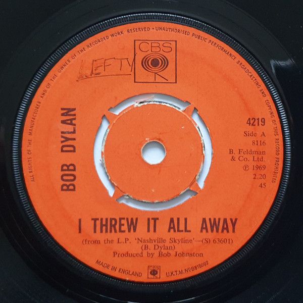 ・アーティスト Bob Dylan ・タイトル I Threw It All Away ・レーベル・型番 CBS 4219 ・フォーマット 7インチレコード ・コンディション(盤) 良い (VG+) ・コンディション(ジャケット) プレインカバー（元ジャケット／カバー無し） ・コンディション(帯) オビなし ・特記事項 【盤に短いヘアライン】【レーベルに染み】 サンプル画像です。実際の商品の画像ではありません 商品写真はバーコード/カタログ番号に対応したサンプル画像ですので、お送りする商品の画像ではありません。帯やライナーなどの付属品は、特記事項に記載されている場合のみ含まれます。プロモやカラーレコードなどの仕様についても、該当する場合のみ特記事項に記載しています。 【ご購入前に必ずご確認ください】 ・本店サイト(www.recordcity.jp)とは価格、送料が違います ・本店サイト、その他支店のオーダーとは同梱発送できません ・注文確定後に別の注文を頂いた場合、注文同士の同梱は致しかねます。 ・別倉庫から発送しているため、店頭受け渡しは対応しておりません ・一部商品は他の通販サイトでも販売しているため、ご注文のタイミングによっては商品のご用意ができない場合がございます。 ・土日祝日はお休みです 金曜・祝前日9時以降のご連絡またはご入金は、返答または発送が週明け・祝日明けに順次対応となります。 ・ご購入後のキャンセル不可 ご購入後のキャンセルはいかなる理由においてもお受けできません。ご了承の上、ご購入くださいませ。 ・日本郵便(ゆうパック/ゆうメール)によるお届けになります。 ・中古品であることをご理解ください 当ストアでは中古商品を主に販売しております。中古品であることをご理解の上ご購入ください。また、一部商品はRecordCityオンラインストアで試聴可能です。 ・返品について お客様のご都合による返品は一切承っておりません。 表記の内容と実際の商品に相違がある場合、また針飛び等で返品・返金をご希望される場合は、商品の到着後1週間以内にご連絡ください。商品の返送をこちらで確認後、キャンセル・返金を行います。 コンディションVG以下の商品は返品できません。プレイに影響のない表面のこすれ傷、プレス起因のノイズ盤は返品の対象外です。 【コンディション表記】 ・ほぼ新品(M-)(Like New) 完全な新品。未使用。当店ではほぼ使用しません ・非常に良い(EX)(Excellent) 中古盤として美品な状態。わずかな経年を感じるものの傷みを感じさせない、当店基準で最高の状態 ・良い(VG+)(Very Good Plus) 丁寧に扱われた中古品で、軽い使用感がみられる。 ・可(VG)(Acceptable) 使い込まれた中古品で、「良い」よりもさらに使用感がみられる。 ・悪い(VG-)(Bad) 状態が悪いアイテム。使用の保障はなく、再生不可、針飛び、目立つノイズがあるかもしれない。状態によるクレーム不可。返品不可。 ・非常に悪い(G)(Very Bad) 「悪い」よりさらに状態が悪いアイテム。使用の保障はなく、再生不可、針飛び、目立つノイズがあるかもしれない。状態によるクレーム不可。返品不可。 ・ジャンク(Fair)(Junk/Fair) 割れている、反っている、水ダメージがある、カビ、ジャケットが分離している、ひどい書き込み、ひどい擦れなど最低の状態。使用の保障はなく、再生不可、針飛び、目立つノイズがあるかもしれない。状態によるクレーム不可。返品不可。 ・ジャンク(Poor)(Junk/Poor) 割れている、反っている、水ダメージがある、カビ、ジャケットが分離している、ひどい書き込み、ひどい擦れなど最低の状態。使用の保障はなく、再生不可、針飛び、目立つノイズがあるかもしれない。状態によるクレーム不可。返品不可。