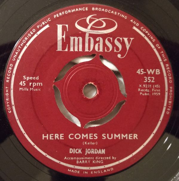 ・アーティスト Dick Jordan ・タイトル Here Comes Summer ・レーベル・型番 Embassy 45WB352 ・フォーマット 7インチレコード ・コンディション(盤) 良い (VG+) ・コンディション(ジャケット) プレインカバー（元ジャケット／カバー無し） ・コンディション(帯) オビなし ・特記事項 サンプル画像です。実際の商品の画像ではありません 商品写真はバーコード/カタログ番号に対応したサンプル画像ですので、お送りする商品の画像ではありません。帯やライナーなどの付属品は、特記事項に記載されている場合のみ含まれます。プロモやカラーレコードなどの仕様についても、該当する場合のみ特記事項に記載しています。 【ご購入前に必ずご確認ください】 ・本店サイト(www.recordcity.jp)とは価格、送料が違います ・本店サイト、その他支店のオーダーとは同梱発送できません ・注文確定後に別の注文を頂いた場合、注文同士の同梱は致しかねます。 ・別倉庫から発送しているため、店頭受け渡しは対応しておりません ・一部商品は他の通販サイトでも販売しているため、ご注文のタイミングによっては商品のご用意ができない場合がございます。 ・土日祝日はお休みです 金曜・祝前日9時以降のご連絡またはご入金は、返答または発送が週明け・祝日明けに順次対応となります。 ・ご購入後のキャンセル不可 ご購入後のキャンセルはいかなる理由においてもお受けできません。ご了承の上、ご購入くださいませ。 ・日本郵便(ゆうパック/ゆうメール)によるお届けになります。 ・中古品であることをご理解ください 当ストアでは中古商品を主に販売しております。中古品であることをご理解の上ご購入ください。また、一部商品はRecordCityオンラインストアで試聴可能です。 ・返品について お客様のご都合による返品は一切承っておりません。 表記の内容と実際の商品に相違がある場合、また針飛び等で返品・返金をご希望される場合は、商品の到着後1週間以内にご連絡ください。商品の返送をこちらで確認後、キャンセル・返金を行います。 コンディションVG以下の商品は返品できません。プレイに影響のない表面のこすれ傷、プレス起因のノイズ盤は返品の対象外です。 【コンディション表記】 ・ほぼ新品(M-)(Like New) 完全な新品。未使用。当店ではほぼ使用しません ・非常に良い(EX)(Excellent) 中古盤として美品な状態。わずかな経年を感じるものの傷みを感じさせない、当店基準で最高の状態 ・良い(VG+)(Very Good Plus) 丁寧に扱われた中古品で、軽い使用感がみられる。 ・可(VG)(Acceptable) 使い込まれた中古品で、「良い」よりもさらに使用感がみられる。 ・悪い(VG-)(Bad) 状態が悪いアイテム。使用の保障はなく、再生不可、針飛び、目立つノイズがあるかもしれない。状態によるクレーム不可。返品不可。 ・非常に悪い(G)(Very Bad) 「悪い」よりさらに状態が悪いアイテム。使用の保障はなく、再生不可、針飛び、目立つノイズがあるかもしれない。状態によるクレーム不可。返品不可。 ・ジャンク(Fair)(Junk/Fair) 割れている、反っている、水ダメージがある、カビ、ジャケットが分離している、ひどい書き込み、ひどい擦れなど最低の状態。使用の保障はなく、再生不可、針飛び、目立つノイズがあるかもしれない。状態によるクレーム不可。返品不可。 ・ジャンク(Poor)(Junk/Poor) 割れている、反っている、水ダメージがある、カビ、ジャケットが分離している、ひどい書き込み、ひどい擦れなど最低の状態。使用の保障はなく、再生不可、針飛び、目立つノイズがあるかもしれない。状態によるクレーム不可。返品不可。