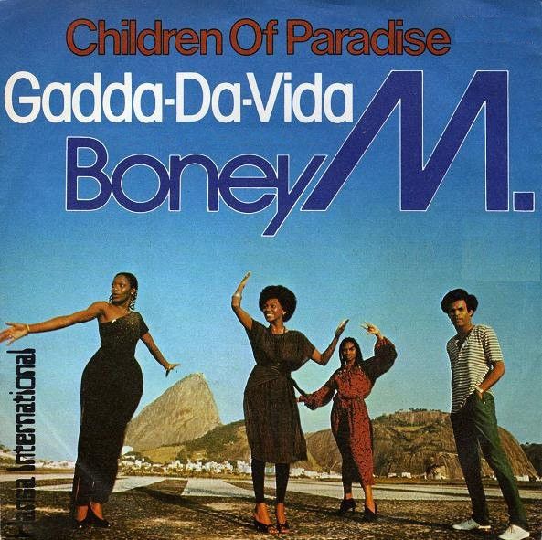 ・アーティスト Boney M. ・タイトル Children Of Paradise / Gadda-Da-Vida ・レーベル・型番 Atlantic, Hansa International, Hansa K11637 ・フォーマット 7インチレコード ・コンディション(盤) 良い (VG+) ・コンディション(ジャケット) 良い (VG+) ・コンディション(帯) オビなし ・特記事項 サンプル画像です。実際の商品の画像ではありません 商品写真はバーコード/カタログ番号に対応したサンプル画像ですので、お送りする商品の画像ではありません。帯やライナーなどの付属品は、特記事項に記載されている場合のみ含まれます。プロモやカラーレコードなどの仕様についても、該当する場合のみ特記事項に記載しています。 【ご購入前に必ずご確認ください】 ・本店サイト(www.recordcity.jp)とは価格、送料が違います ・本店サイト、その他支店のオーダーとは同梱発送できません ・注文確定後に別の注文を頂いた場合、注文同士の同梱は致しかねます。 ・別倉庫から発送しているため、店頭受け渡しは対応しておりません ・一部商品は他の通販サイトでも販売しているため、ご注文のタイミングによっては商品のご用意ができない場合がございます。 ・土日祝日はお休みです 金曜・祝前日9時以降のご連絡またはご入金は、返答または発送が週明け・祝日明けに順次対応となります。 ・ご購入後のキャンセル不可 ご購入後のキャンセルはいかなる理由においてもお受けできません。ご了承の上、ご購入くださいませ。 ・日本郵便(ゆうパック/ゆうメール)によるお届けになります。 ・中古品であることをご理解ください 当ストアでは中古商品を主に販売しております。中古品であることをご理解の上ご購入ください。また、一部商品はRecordCityオンラインストアで試聴可能です。 ・返品について お客様のご都合による返品は一切承っておりません。 表記の内容と実際の商品に相違がある場合、また針飛び等で返品・返金をご希望される場合は、商品の到着後1週間以内にご連絡ください。商品の返送をこちらで確認後、キャンセル・返金を行います。 コンディションVG以下の商品は返品できません。プレイに影響のない表面のこすれ傷、プレス起因のノイズ盤は返品の対象外です。 【コンディション表記】 ・ほぼ新品(M-)(Like New) 完全な新品。未使用。当店ではほぼ使用しません ・非常に良い(EX)(Excellent) 中古盤として美品な状態。わずかな経年を感じるものの傷みを感じさせない、当店基準で最高の状態 ・良い(VG+)(Very Good Plus) 丁寧に扱われた中古品で、軽い使用感がみられる。 ・可(VG)(Acceptable) 使い込まれた中古品で、「良い」よりもさらに使用感がみられる。 ・悪い(VG-)(Bad) 状態が悪いアイテム。使用の保障はなく、再生不可、針飛び、目立つノイズがあるかもしれない。状態によるクレーム不可。返品不可。 ・非常に悪い(G)(Very Bad) 「悪い」よりさらに状態が悪いアイテム。使用の保障はなく、再生不可、針飛び、目立つノイズがあるかもしれない。状態によるクレーム不可。返品不可。 ・ジャンク(Fair)(Junk/Fair) 割れている、反っている、水ダメージがある、カビ、ジャケットが分離している、ひどい書き込み、ひどい擦れなど最低の状態。使用の保障はなく、再生不可、針飛び、目立つノイズがあるかもしれない。状態によるクレーム不可。返品不可。 ・ジャンク(Poor)(Junk/Poor) 割れている、反っている、水ダメージがある、カビ、ジャケットが分離している、ひどい書き込み、ひどい擦れなど最低の状態。使用の保障はなく、再生不可、針飛び、目立つノイズがあるかもしれない。状態によるクレーム不可。返品不可。