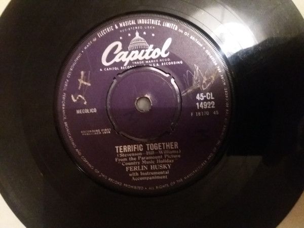 ・アーティスト Ferlin Husky ・タイトル Terrific Together / Kingdom Of Love, The ・レーベル・型番 Capitol Records 45CL14922 ・フォーマット 7インチレコード ・コンディション(盤) 非常に良い(EX) ・コンディション(ジャケット) プレインカバー（元ジャケット／カバー無し） ・コンディション(帯) オビなし ・特記事項 サンプル画像です。実際の商品の画像ではありません 商品写真はバーコード/カタログ番号に対応したサンプル画像ですので、お送りする商品の画像ではありません。帯やライナーなどの付属品は、特記事項に記載されている場合のみ含まれます。プロモやカラーレコードなどの仕様についても、該当する場合のみ特記事項に記載しています。 【ご購入前に必ずご確認ください】 ・本店サイト(www.recordcity.jp)とは価格、送料が違います ・本店サイト、その他支店のオーダーとは同梱発送できません ・注文確定後に別の注文を頂いた場合、注文同士の同梱は致しかねます。 ・別倉庫から発送しているため、店頭受け渡しは対応しておりません ・一部商品は他の通販サイトでも販売しているため、ご注文のタイミングによっては商品のご用意ができない場合がございます。 ・土日祝日はお休みです 金曜・祝前日9時以降のご連絡またはご入金は、返答または発送が週明け・祝日明けに順次対応となります。 ・ご購入後のキャンセル不可 ご購入後のキャンセルはいかなる理由においてもお受けできません。ご了承の上、ご購入くださいませ。 ・日本郵便(ゆうパック/ゆうメール)によるお届けになります。 ・中古品であることをご理解ください 当ストアでは中古商品を主に販売しております。中古品であることをご理解の上ご購入ください。また、一部商品はRecordCityオンラインストアで試聴可能です。 ・返品について お客様のご都合による返品は一切承っておりません。 表記の内容と実際の商品に相違がある場合、また針飛び等で返品・返金をご希望される場合は、商品の到着後1週間以内にご連絡ください。商品の返送をこちらで確認後、キャンセル・返金を行います。 コンディションVG以下の商品は返品できません。プレイに影響のない表面のこすれ傷、プレス起因のノイズ盤は返品の対象外です。 【コンディション表記】 ・ほぼ新品(M-)(Like New) 完全な新品。未使用。当店ではほぼ使用しません ・非常に良い(EX)(Excellent) 中古盤として美品な状態。わずかな経年を感じるものの傷みを感じさせない、当店基準で最高の状態 ・良い(VG+)(Very Good Plus) 丁寧に扱われた中古品で、軽い使用感がみられる。 ・可(VG)(Acceptable) 使い込まれた中古品で、「良い」よりもさらに使用感がみられる。 ・悪い(VG-)(Bad) 状態が悪いアイテム。使用の保障はなく、再生不可、針飛び、目立つノイズがあるかもしれない。状態によるクレーム不可。返品不可。 ・非常に悪い(G)(Very Bad) 「悪い」よりさらに状態が悪いアイテム。使用の保障はなく、再生不可、針飛び、目立つノイズがあるかもしれない。状態によるクレーム不可。返品不可。 ・ジャンク(Fair)(Junk/Fair) 割れている、反っている、水ダメージがある、カビ、ジャケットが分離している、ひどい書き込み、ひどい擦れなど最低の状態。使用の保障はなく、再生不可、針飛び、目立つノイズがあるかもしれない。状態によるクレーム不可。返品不可。 ・ジャンク(Poor)(Junk/Poor) 割れている、反っている、水ダメージがある、カビ、ジャケットが分離している、ひどい書き込み、ひどい擦れなど最低の状態。使用の保障はなく、再生不可、針飛び、目立つノイズがあるかもしれない。状態によるクレーム不可。返品不可。