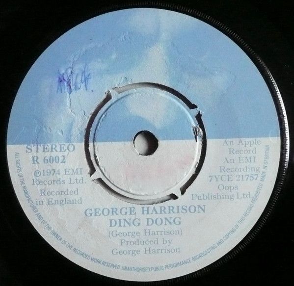 ・アーティスト George Harrison ・タイトル Ding Dong ・レーベル・型番 Apple Records R6002 ・フォーマット 7インチレコード ・コンディション(盤) 良い (VG+) ・コンディション(ジャケット) 良い (VG+) ・コンディション(帯) オビなし ・特記事項 【盤に浅い跡】【盤に小さいキズ】 サンプル画像です。実際の商品の画像ではありません 商品写真はバーコード/カタログ番号に対応したサンプル画像ですので、お送りする商品の画像ではありません。帯やライナーなどの付属品は、特記事項に記載されている場合のみ含まれます。プロモやカラーレコードなどの仕様についても、該当する場合のみ特記事項に記載しています。 【ご購入前に必ずご確認ください】 ・本店サイト(www.recordcity.jp)とは価格、送料が違います ・本店サイト、その他支店のオーダーとは同梱発送できません ・注文確定後に別の注文を頂いた場合、注文同士の同梱は致しかねます。 ・別倉庫から発送しているため、店頭受け渡しは対応しておりません ・一部商品は他の通販サイトでも販売しているため、ご注文のタイミングによっては商品のご用意ができない場合がございます。 ・土日祝日はお休みです 金曜・祝前日9時以降のご連絡またはご入金は、返答または発送が週明け・祝日明けに順次対応となります。 ・ご購入後のキャンセル不可 ご購入後のキャンセルはいかなる理由においてもお受けできません。ご了承の上、ご購入くださいませ。 ・日本郵便(ゆうパック/ゆうメール)によるお届けになります。 ・中古品であることをご理解ください 当ストアでは中古商品を主に販売しております。中古品であることをご理解の上ご購入ください。また、一部商品はRecordCityオンラインストアで試聴可能です。 ・返品について お客様のご都合による返品は一切承っておりません。 表記の内容と実際の商品に相違がある場合、また針飛び等で返品・返金をご希望される場合は、商品の到着後1週間以内にご連絡ください。商品の返送をこちらで確認後、キャンセル・返金を行います。 コンディションVG以下の商品は返品できません。プレイに影響のない表面のこすれ傷、プレス起因のノイズ盤は返品の対象外です。 【コンディション表記】 ・ほぼ新品(M-)(Like New) 完全な新品。未使用。当店ではほぼ使用しません ・非常に良い(EX)(Excellent) 中古盤として美品な状態。わずかな経年を感じるものの傷みを感じさせない、当店基準で最高の状態 ・良い(VG+)(Very Good Plus) 丁寧に扱われた中古品で、軽い使用感がみられる。 ・可(VG)(Acceptable) 使い込まれた中古品で、「良い」よりもさらに使用感がみられる。 ・悪い(VG-)(Bad) 状態が悪いアイテム。使用の保障はなく、再生不可、針飛び、目立つノイズがあるかもしれない。状態によるクレーム不可。返品不可。 ・非常に悪い(G)(Very Bad) 「悪い」よりさらに状態が悪いアイテム。使用の保障はなく、再生不可、針飛び、目立つノイズがあるかもしれない。状態によるクレーム不可。返品不可。 ・ジャンク(Fair)(Junk/Fair) 割れている、反っている、水ダメージがある、カビ、ジャケットが分離している、ひどい書き込み、ひどい擦れなど最低の状態。使用の保障はなく、再生不可、針飛び、目立つノイズがあるかもしれない。状態によるクレーム不可。返品不可。 ・ジャンク(Poor)(Junk/Poor) 割れている、反っている、水ダメージがある、カビ、ジャケットが分離している、ひどい書き込み、ひどい擦れなど最低の状態。使用の保障はなく、再生不可、針飛び、目立つノイズがあるかもしれない。状態によるクレーム不可。返品不可。