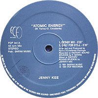 ・アーティスト Jenny Kee ・タイトル Atomic Energy ・レーベル・型番 FCF Records FCF34 ・フォーマット 12インチレコード ・コンディション(盤) 良い (VG+) ・コンディション(ジャケット) プレインカバー（元ジャケット／カバー無し） ・コンディション(帯) オビなし ・特記事項 【盤汚れ】 サンプル画像です。実際の商品の画像ではありません 商品写真はバーコード/カタログ番号に対応したサンプル画像ですので、お送りする商品の画像ではありません。帯やライナーなどの付属品は、特記事項に記載されている場合のみ含まれます。プロモやカラーレコードなどの仕様についても、該当する場合のみ特記事項に記載しています。 【ご購入前に必ずご確認ください】 ・本店サイト(www.recordcity.jp)とは価格、送料が違います ・本店サイト、その他支店のオーダーとは同梱発送できません ・注文確定後に別の注文を頂いた場合、注文同士の同梱は致しかねます。 ・別倉庫から発送しているため、店頭受け渡しは対応しておりません ・一部商品は他の通販サイトでも販売しているため、ご注文のタイミングによっては商品のご用意ができない場合がございます。 ・土日祝日はお休みです 金曜・祝前日9時以降のご連絡またはご入金は、返答または発送が週明け・祝日明けに順次対応となります。 ・ご購入後のキャンセル不可 ご購入後のキャンセルはいかなる理由においてもお受けできません。ご了承の上、ご購入くださいませ。 ・日本郵便(ゆうパック/ゆうメール)によるお届けになります。 ・中古品であることをご理解ください 当ストアでは中古商品を主に販売しております。中古品であることをご理解の上ご購入ください。また、一部商品はRecordCityオンラインストアで試聴可能です。 ・返品について お客様のご都合による返品は一切承っておりません。 表記の内容と実際の商品に相違がある場合、また針飛び等で返品・返金をご希望される場合は、商品の到着後1週間以内にご連絡ください。商品の返送をこちらで確認後、キャンセル・返金を行います。 コンディションVG以下の商品は返品できません。プレイに影響のない表面のこすれ傷、プレス起因のノイズ盤は返品の対象外です。 【コンディション表記】 ・ほぼ新品(M-)(Like New) 完全な新品。未使用。当店ではほぼ使用しません ・非常に良い(EX)(Excellent) 中古盤として美品な状態。わずかな経年を感じるものの傷みを感じさせない、当店基準で最高の状態 ・良い(VG+)(Very Good Plus) 丁寧に扱われた中古品で、軽い使用感がみられる。 ・可(VG)(Acceptable) 使い込まれた中古品で、「良い」よりもさらに使用感がみられる。 ・悪い(VG-)(Bad) 状態が悪いアイテム。使用の保障はなく、再生不可、針飛び、目立つノイズがあるかもしれない。状態によるクレーム不可。返品不可。 ・非常に悪い(G)(Very Bad) 「悪い」よりさらに状態が悪いアイテム。使用の保障はなく、再生不可、針飛び、目立つノイズがあるかもしれない。状態によるクレーム不可。返品不可。 ・ジャンク(Fair)(Junk/Fair) 割れている、反っている、水ダメージがある、カビ、ジャケットが分離している、ひどい書き込み、ひどい擦れなど最低の状態。使用の保障はなく、再生不可、針飛び、目立つノイズがあるかもしれない。状態によるクレーム不可。返品不可。 ・ジャンク(Poor)(Junk/Poor) 割れている、反っている、水ダメージがある、カビ、ジャケットが分離している、ひどい書き込み、ひどい擦れなど最低の状態。使用の保障はなく、再生不可、針飛び、目立つノイズがあるかもしれない。状態によるクレーム不可。返品不可。