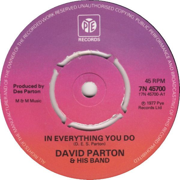 ・アーティスト David Parton ・タイトル In Everything You Do ・レーベル・型番 Pye Records 7N45700 ・フォーマット 7インチレコード ・コンディション(盤) 非常に良い(EX) ・コンディション(ジャケット) プレインカバー（元ジャケット／カバー無し） ・コンディション(帯) オビなし ・特記事項 【表カバーに小さな書き込み】 サンプル画像です。実際の商品の画像ではありません 商品写真はバーコード/カタログ番号に対応したサンプル画像ですので、お送りする商品の画像ではありません。帯やライナーなどの付属品は、特記事項に記載されている場合のみ含まれます。プロモやカラーレコードなどの仕様についても、該当する場合のみ特記事項に記載しています。 【ご購入前に必ずご確認ください】 ・本店サイト(www.recordcity.jp)とは価格、送料が違います ・本店サイト、その他支店のオーダーとは同梱発送できません ・注文確定後に別の注文を頂いた場合、注文同士の同梱は致しかねます。 ・別倉庫から発送しているため、店頭受け渡しは対応しておりません ・一部商品は他の通販サイトでも販売しているため、ご注文のタイミングによっては商品のご用意ができない場合がございます。 ・土日祝日はお休みです 金曜・祝前日9時以降のご連絡またはご入金は、返答または発送が週明け・祝日明けに順次対応となります。 ・ご購入後のキャンセル不可 ご購入後のキャンセルはいかなる理由においてもお受けできません。ご了承の上、ご購入くださいませ。 ・日本郵便(ゆうパック/ゆうメール)によるお届けになります。 ・中古品であることをご理解ください 当ストアでは中古商品を主に販売しております。中古品であることをご理解の上ご購入ください。また、一部商品はRecordCityオンラインストアで試聴可能です。 ・返品について お客様のご都合による返品は一切承っておりません。 表記の内容と実際の商品に相違がある場合、また針飛び等で返品・返金をご希望される場合は、商品の到着後1週間以内にご連絡ください。商品の返送をこちらで確認後、キャンセル・返金を行います。 コンディションVG以下の商品は返品できません。プレイに影響のない表面のこすれ傷、プレス起因のノイズ盤は返品の対象外です。 【コンディション表記】 ・ほぼ新品(M-)(Like New) 完全な新品。未使用。当店ではほぼ使用しません ・非常に良い(EX)(Excellent) 中古盤として美品な状態。わずかな経年を感じるものの傷みを感じさせない、当店基準で最高の状態 ・良い(VG+)(Very Good Plus) 丁寧に扱われた中古品で、軽い使用感がみられる。 ・可(VG)(Acceptable) 使い込まれた中古品で、「良い」よりもさらに使用感がみられる。 ・悪い(VG-)(Bad) 状態が悪いアイテム。使用の保障はなく、再生不可、針飛び、目立つノイズがあるかもしれない。状態によるクレーム不可。返品不可。 ・非常に悪い(G)(Very Bad) 「悪い」よりさらに状態が悪いアイテム。使用の保障はなく、再生不可、針飛び、目立つノイズがあるかもしれない。状態によるクレーム不可。返品不可。 ・ジャンク(Fair)(Junk/Fair) 割れている、反っている、水ダメージがある、カビ、ジャケットが分離している、ひどい書き込み、ひどい擦れなど最低の状態。使用の保障はなく、再生不可、針飛び、目立つノイズがあるかもしれない。状態によるクレーム不可。返品不可。 ・ジャンク(Poor)(Junk/Poor) 割れている、反っている、水ダメージがある、カビ、ジャケットが分離している、ひどい書き込み、ひどい擦れなど最低の状態。使用の保障はなく、再生不可、針飛び、目立つノイズがあるかもしれない。状態によるクレーム不可。返品不可。