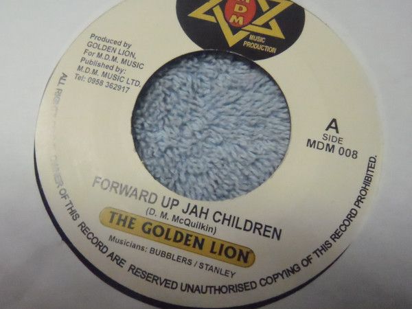 ・アーティスト Golden Lion ・タイトル Forward Up Jah Children / Slow Down Your Temper ・レーベル・型番 MDM (2) MDM008 ・フォーマット 7インチレコード ・コンディション(盤) 良い (VG+) ・コンディション(ジャケット) プレインカバー（元ジャケット／カバー無し） ・コンディション(帯) オビなし ・特記事項 【レーベルに書き込み】 サンプル画像です。実際の商品の画像ではありません 商品写真はバーコード/カタログ番号に対応したサンプル画像ですので、お送りする商品の画像ではありません。帯やライナーなどの付属品は、特記事項に記載されている場合のみ含まれます。プロモやカラーレコードなどの仕様についても、該当する場合のみ特記事項に記載しています。 【ご購入前に必ずご確認ください】 ・本店サイト(www.recordcity.jp)とは価格、送料が違います ・本店サイト、その他支店のオーダーとは同梱発送できません ・注文確定後に別の注文を頂いた場合、注文同士の同梱は致しかねます。 ・別倉庫から発送しているため、店頭受け渡しは対応しておりません ・一部商品は他の通販サイトでも販売しているため、ご注文のタイミングによっては商品のご用意ができない場合がございます。 ・土日祝日はお休みです 金曜・祝前日9時以降のご連絡またはご入金は、返答または発送が週明け・祝日明けに順次対応となります。 ・ご購入後のキャンセル不可 ご購入後のキャンセルはいかなる理由においてもお受けできません。ご了承の上、ご購入くださいませ。 ・日本郵便(ゆうパック/ゆうメール)によるお届けになります。 ・中古品であることをご理解ください 当ストアでは中古商品を主に販売しております。中古品であることをご理解の上ご購入ください。また、一部商品はRecordCityオンラインストアで試聴可能です。 ・返品について お客様のご都合による返品は一切承っておりません。 表記の内容と実際の商品に相違がある場合、また針飛び等で返品・返金をご希望される場合は、商品の到着後1週間以内にご連絡ください。商品の返送をこちらで確認後、キャンセル・返金を行います。 コンディションVG以下の商品は返品できません。プレイに影響のない表面のこすれ傷、プレス起因のノイズ盤は返品の対象外です。 【コンディション表記】 ・ほぼ新品(M-)(Like New) 完全な新品。未使用。当店ではほぼ使用しません ・非常に良い(EX)(Excellent) 中古盤として美品な状態。わずかな経年を感じるものの傷みを感じさせない、当店基準で最高の状態 ・良い(VG+)(Very Good Plus) 丁寧に扱われた中古品で、軽い使用感がみられる。 ・可(VG)(Acceptable) 使い込まれた中古品で、「良い」よりもさらに使用感がみられる。 ・悪い(VG-)(Bad) 状態が悪いアイテム。使用の保障はなく、再生不可、針飛び、目立つノイズがあるかもしれない。状態によるクレーム不可。返品不可。 ・非常に悪い(G)(Very Bad) 「悪い」よりさらに状態が悪いアイテム。使用の保障はなく、再生不可、針飛び、目立つノイズがあるかもしれない。状態によるクレーム不可。返品不可。 ・ジャンク(Fair)(Junk/Fair) 割れている、反っている、水ダメージがある、カビ、ジャケットが分離している、ひどい書き込み、ひどい擦れなど最低の状態。使用の保障はなく、再生不可、針飛び、目立つノイズがあるかもしれない。状態によるクレーム不可。返品不可。 ・ジャンク(Poor)(Junk/Poor) 割れている、反っている、水ダメージがある、カビ、ジャケットが分離している、ひどい書き込み、ひどい擦れなど最低の状態。使用の保障はなく、再生不可、針飛び、目立つノイズがあるかもしれない。状態によるクレーム不可。返品不可。