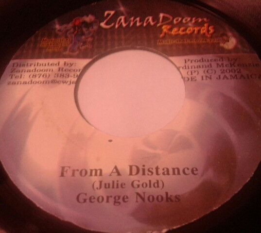 ・アーティスト George Nooks ・タイトル From A Distance ・レーベル・型番 Zanadoom Records NONE ・フォーマット 7インチレコード ・コンディション(盤) 非常に良い(EX) ・コンディション(ジャケット) プレインカバー（元ジャケット／カバー無し） ・コンディション(帯) オビなし ・特記事項 サンプル画像です。実際の商品の画像ではありません 商品写真はバーコード/カタログ番号に対応したサンプル画像ですので、お送りする商品の画像ではありません。帯やライナーなどの付属品は、特記事項に記載されている場合のみ含まれます。プロモやカラーレコードなどの仕様についても、該当する場合のみ特記事項に記載しています。 【ご購入前に必ずご確認ください】 ・本店サイト(www.recordcity.jp)とは価格、送料が違います ・本店サイト、その他支店のオーダーとは同梱発送できません ・注文確定後に別の注文を頂いた場合、注文同士の同梱は致しかねます。 ・別倉庫から発送しているため、店頭受け渡しは対応しておりません ・一部商品は他の通販サイトでも販売しているため、ご注文のタイミングによっては商品のご用意ができない場合がございます。 ・土日祝日はお休みです 金曜・祝前日9時以降のご連絡またはご入金は、返答または発送が週明け・祝日明けに順次対応となります。 ・ご購入後のキャンセル不可 ご購入後のキャンセルはいかなる理由においてもお受けできません。ご了承の上、ご購入くださいませ。 ・日本郵便(ゆうパック/ゆうメール)によるお届けになります。 ・中古品であることをご理解ください 当ストアでは中古商品を主に販売しております。中古品であることをご理解の上ご購入ください。また、一部商品はRecordCityオンラインストアで試聴可能です。 ・返品について お客様のご都合による返品は一切承っておりません。 表記の内容と実際の商品に相違がある場合、また針飛び等で返品・返金をご希望される場合は、商品の到着後1週間以内にご連絡ください。商品の返送をこちらで確認後、キャンセル・返金を行います。 コンディションVG以下の商品は返品できません。プレイに影響のない表面のこすれ傷、プレス起因のノイズ盤は返品の対象外です。 【コンディション表記】 ・ほぼ新品(M-)(Like New) 完全な新品。未使用。当店ではほぼ使用しません ・非常に良い(EX)(Excellent) 中古盤として美品な状態。わずかな経年を感じるものの傷みを感じさせない、当店基準で最高の状態 ・良い(VG+)(Very Good Plus) 丁寧に扱われた中古品で、軽い使用感がみられる。 ・可(VG)(Acceptable) 使い込まれた中古品で、「良い」よりもさらに使用感がみられる。 ・悪い(VG-)(Bad) 状態が悪いアイテム。使用の保障はなく、再生不可、針飛び、目立つノイズがあるかもしれない。状態によるクレーム不可。返品不可。 ・非常に悪い(G)(Very Bad) 「悪い」よりさらに状態が悪いアイテム。使用の保障はなく、再生不可、針飛び、目立つノイズがあるかもしれない。状態によるクレーム不可。返品不可。 ・ジャンク(Fair)(Junk/Fair) 割れている、反っている、水ダメージがある、カビ、ジャケットが分離している、ひどい書き込み、ひどい擦れなど最低の状態。使用の保障はなく、再生不可、針飛び、目立つノイズがあるかもしれない。状態によるクレーム不可。返品不可。 ・ジャンク(Poor)(Junk/Poor) 割れている、反っている、水ダメージがある、カビ、ジャケットが分離している、ひどい書き込み、ひどい擦れなど最低の状態。使用の保障はなく、再生不可、針飛び、目立つノイズがあるかもしれない。状態によるクレーム不可。返品不可。